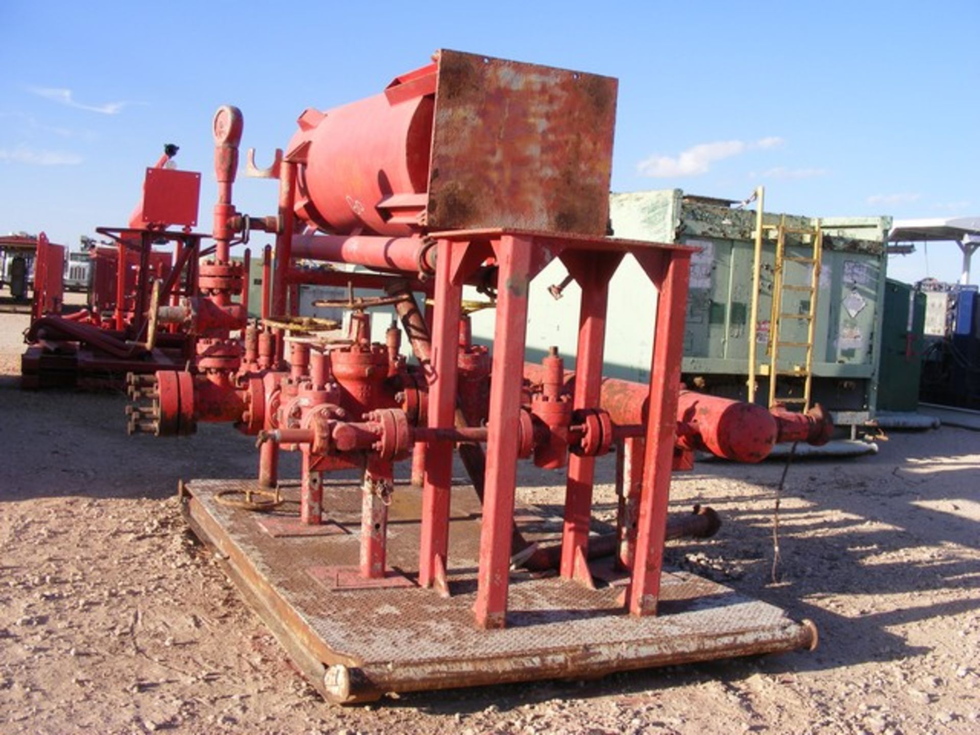 Located in YARD 1 - Midland, TX (2929) 24" X 9' STAND UP SEPERATOR W/ (2) 2-1/16" CHOKES, (7) 2-1/ - Bild 3 aus 3