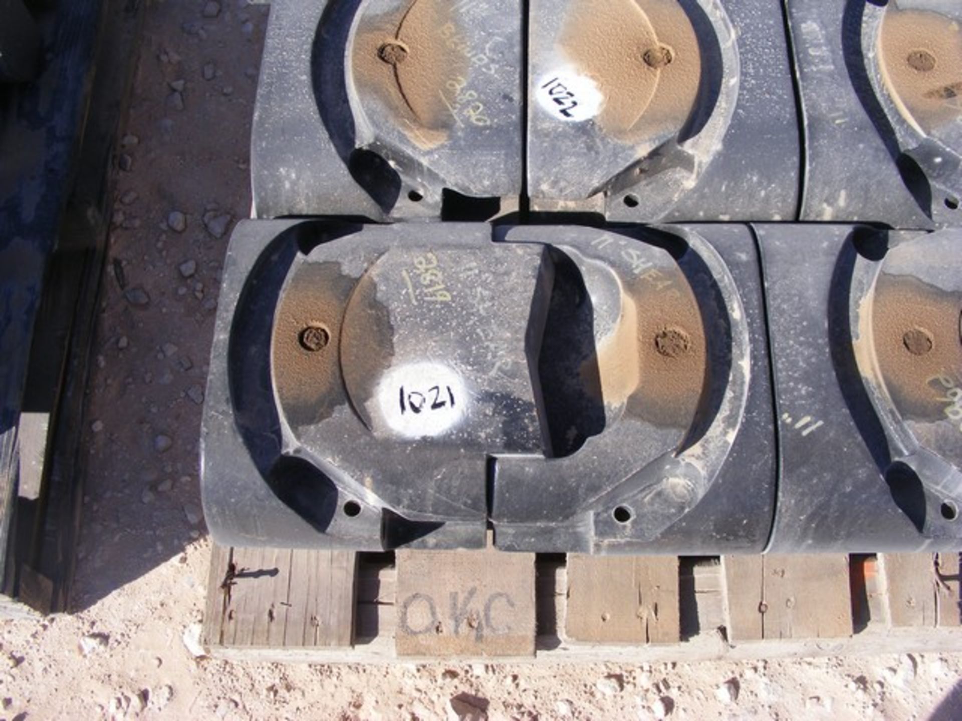 Located in YARD 1 - Midland, TX (2819) (2) 11" X SHEAR CAMERON TYPE U RAMS