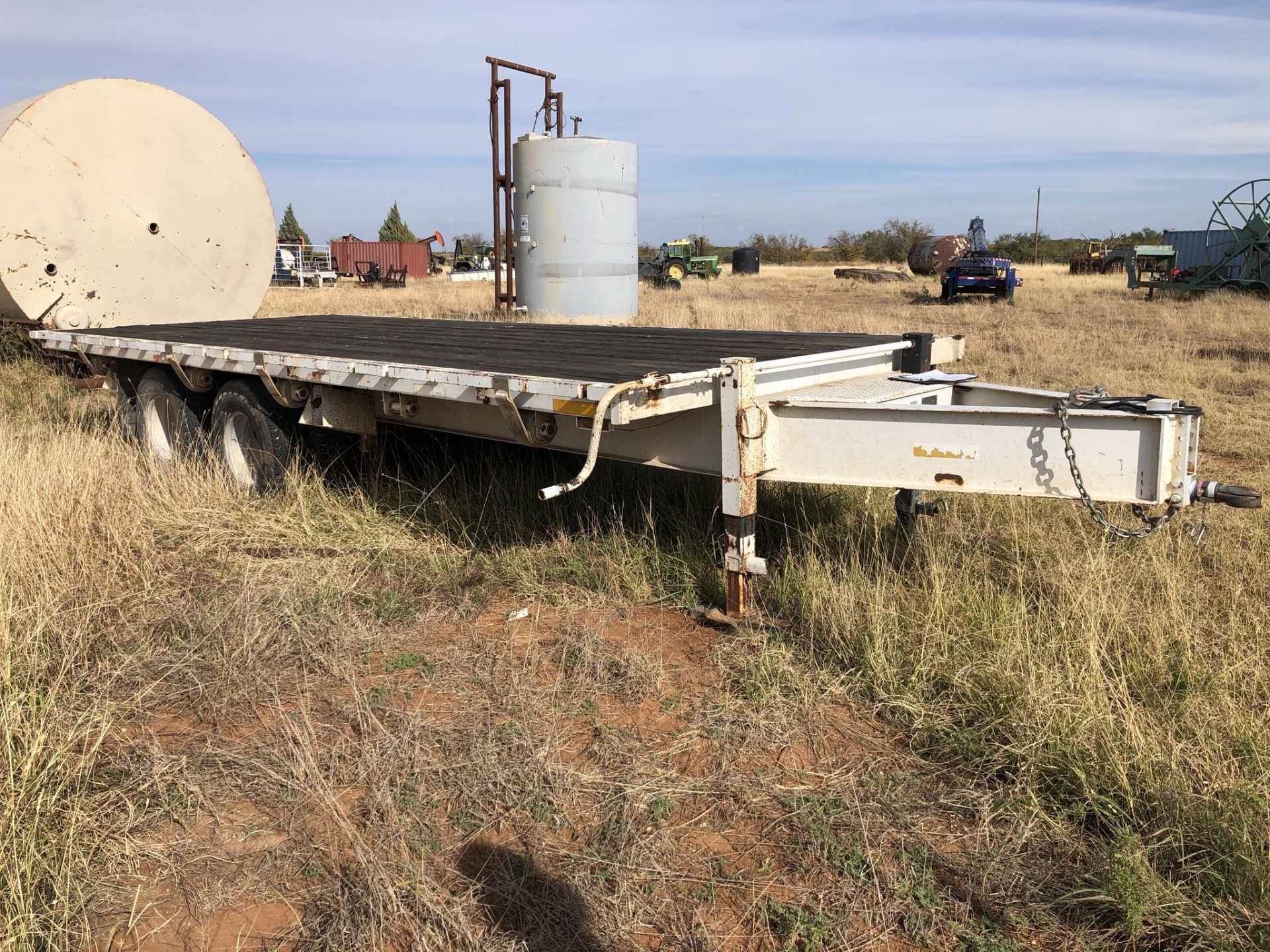 Located in YARD 20 - Merkel, TX (X) 1997 CHAMPANGE BP TRAILER, 8'L X 20'L, (5) STRAPS, DUAL JACKS,