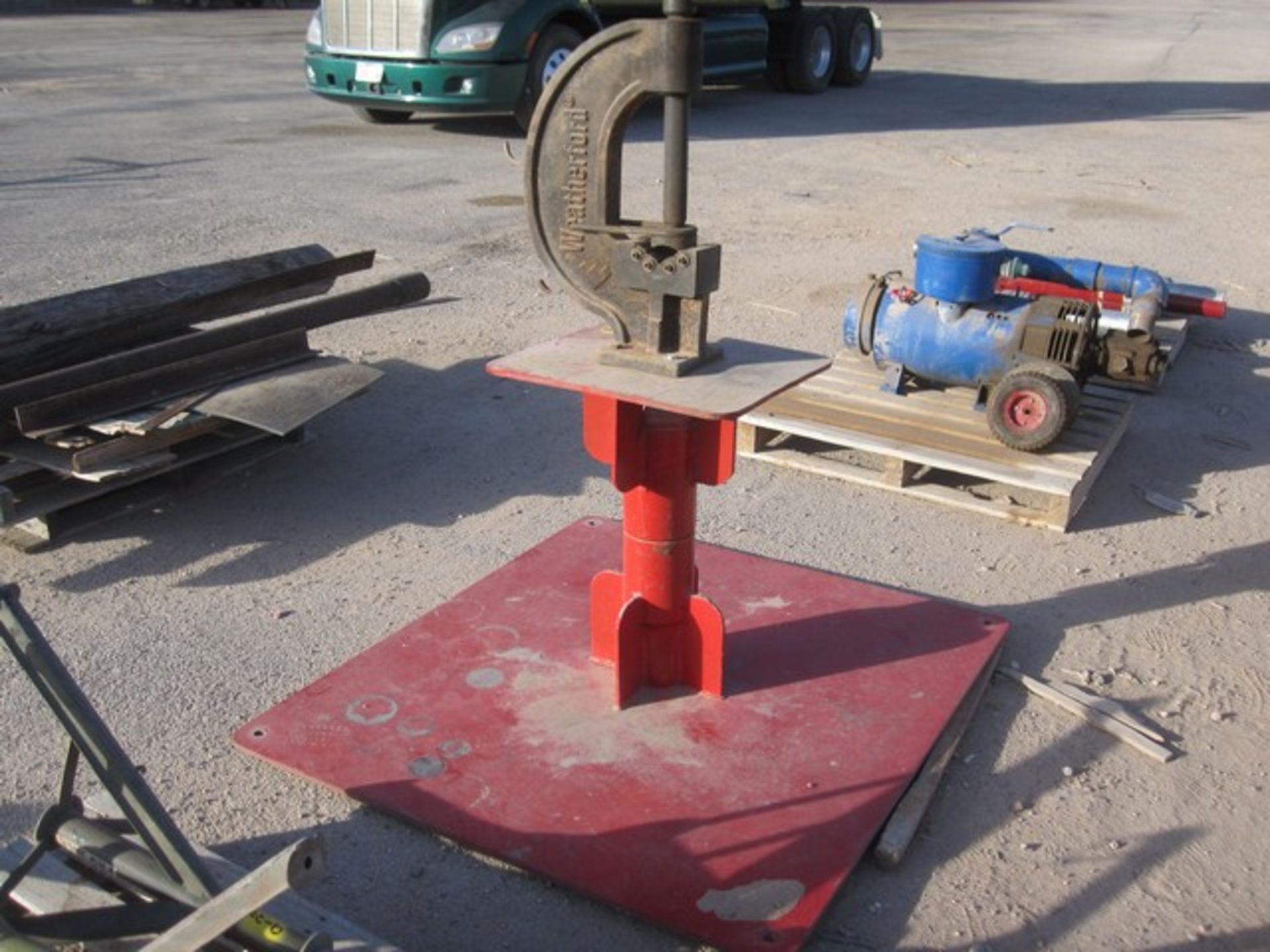 Located in YARD 9 - Odessa, TX (9-32) WEATHERFORD TYPE C PIPE VISE W/ STAND (2454)