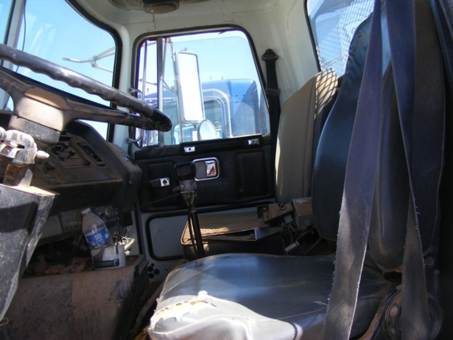 Located in YARD 1 - Midland, TX (1797) (X) 1992 WHITE GMC T/A DAY CAB STAKE BED DELIVERY TRUCK, VIN- - Bild 6 aus 8