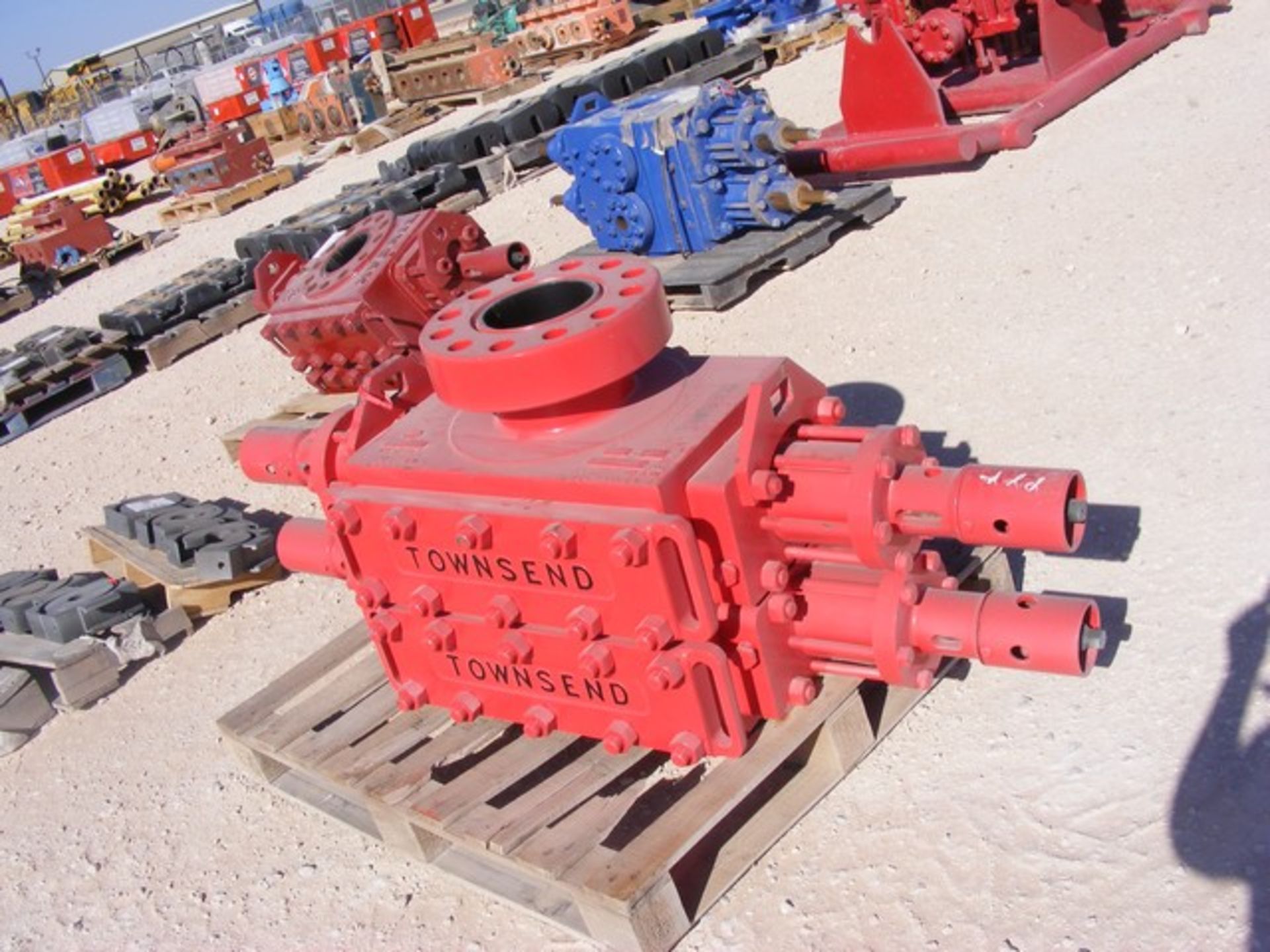 Located in YARD 1 - Midland, TX TOWNSEND 7-1/16", 5K DBL HYD BOP W/ (2) OUTLETS, FLANGED TOP, - Image 3 of 3