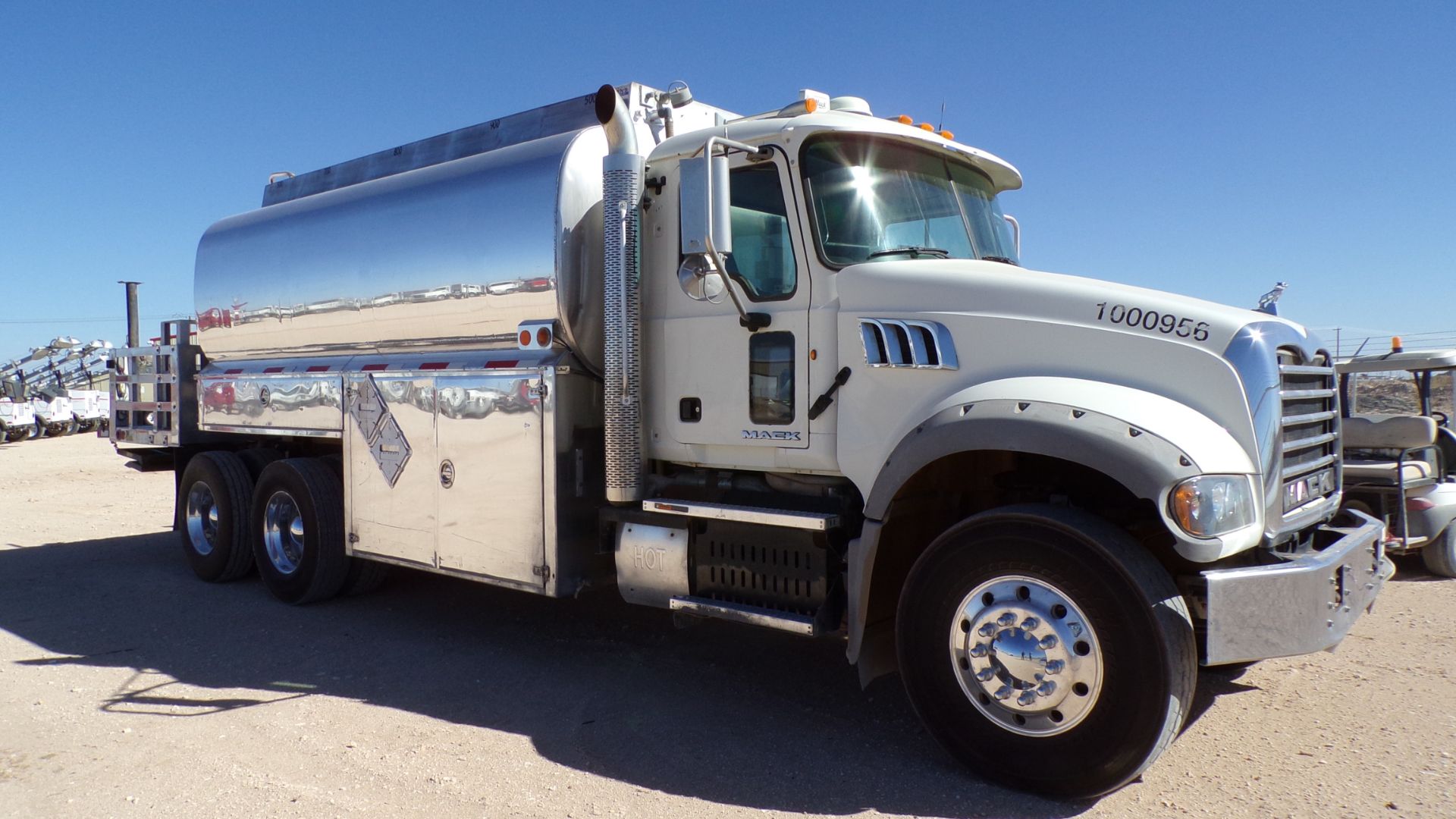 Located in YARD 1 - Midland, TX (X) (0956) 2013 MACK GU713 T/A DAY CAB OIL DELIVERY TRUCK, VIN- - Image 7 of 7