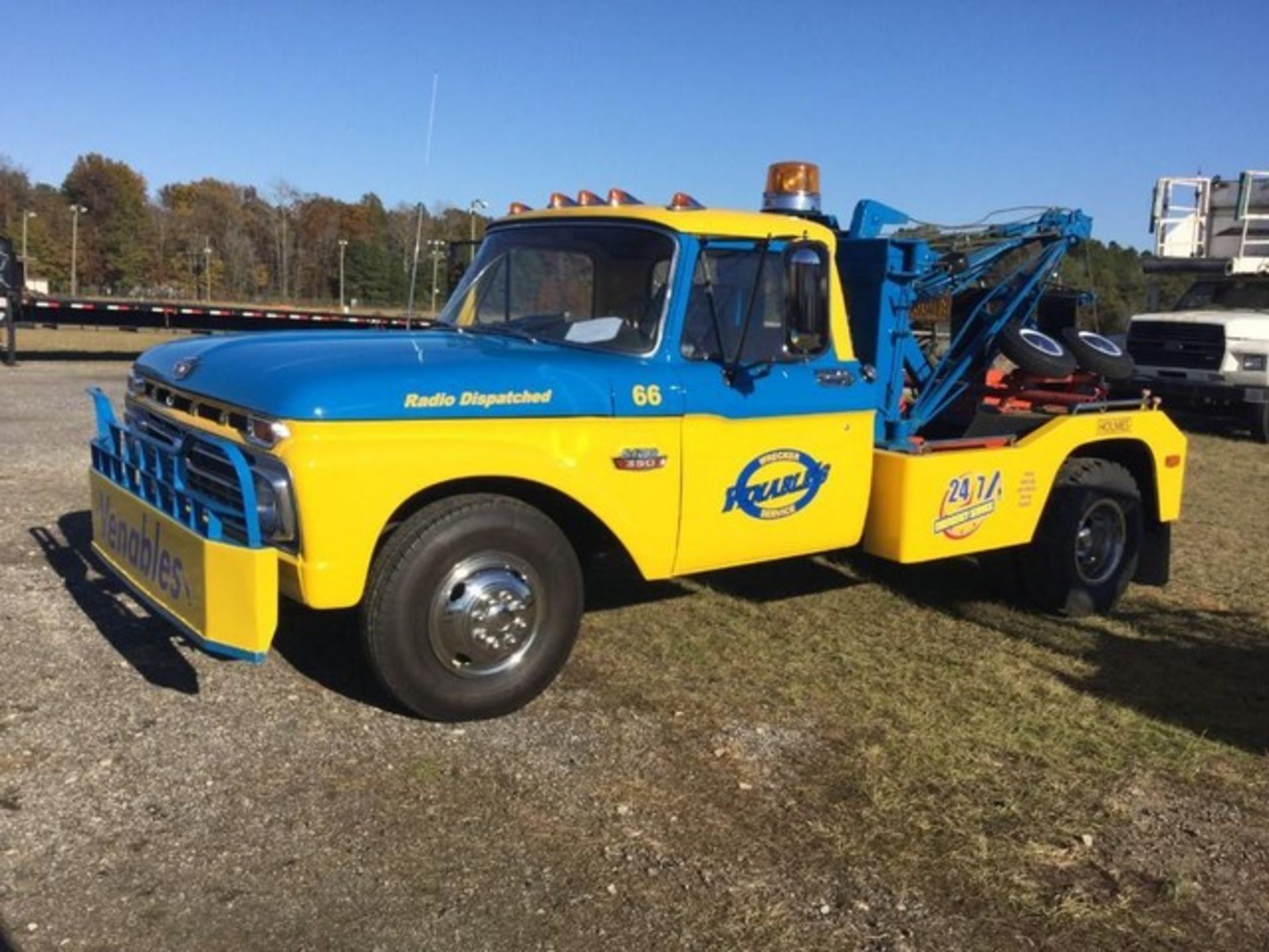 Located in YARD 11 - Fulshear, TX 1966 FORD F350 CUSTOM WRECKER W/ HOLMES 480 TWIN BOOMS, VIN-