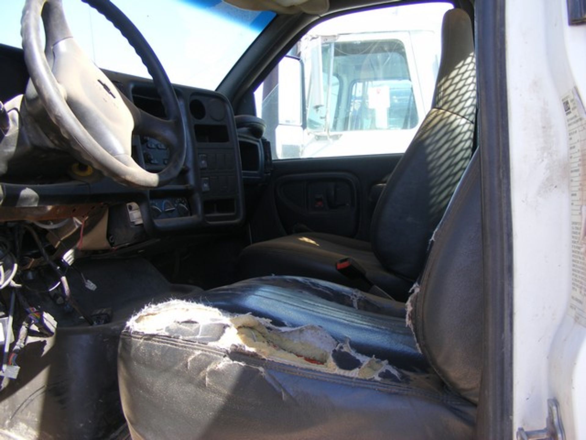 Located in YARD 1 - Midland, TX (2395) (X) 2006 CHEVROLET C7500 S/A DAY CAB STAKE BED TRUCK, VIN- - Image 8 of 10