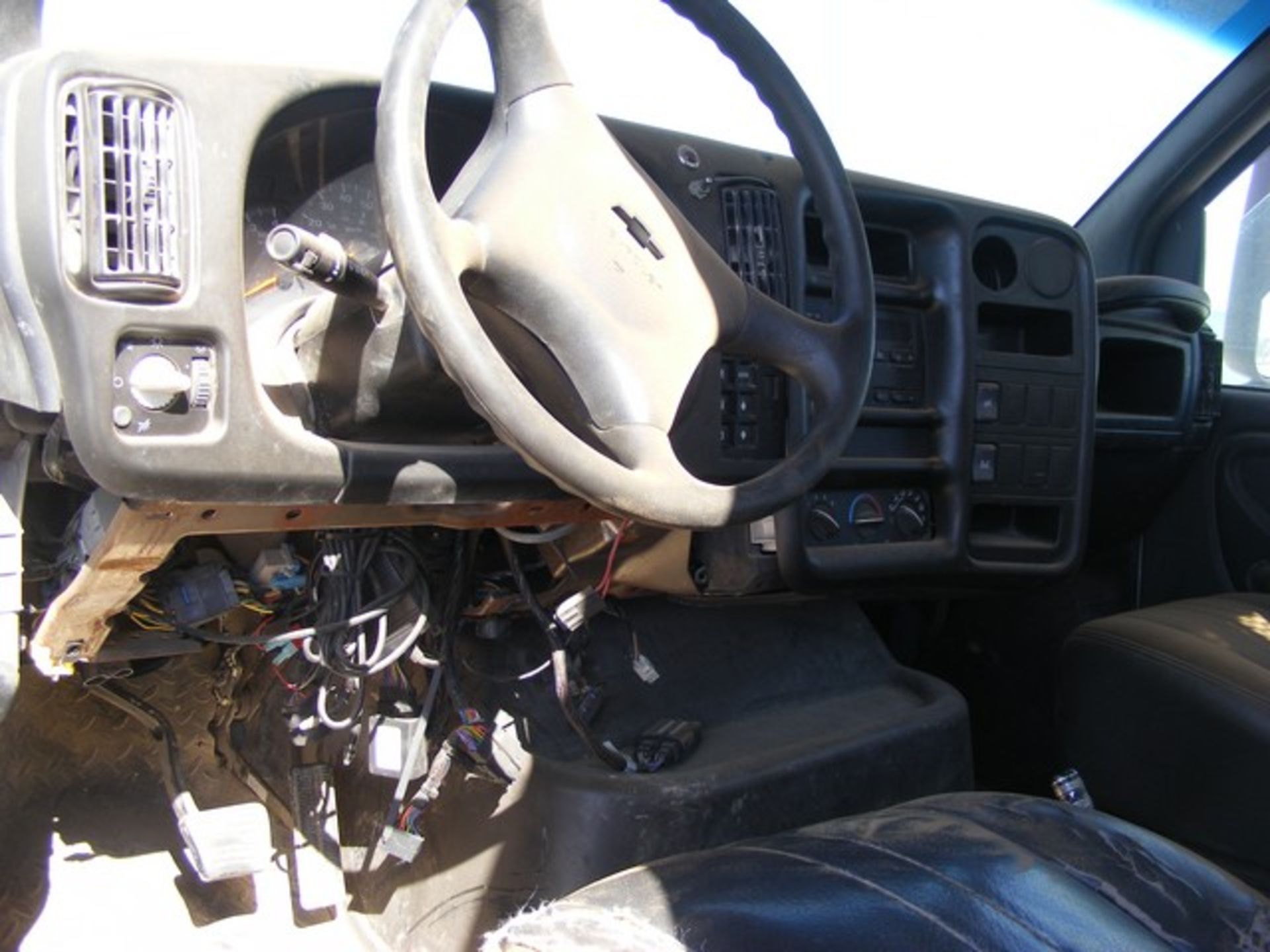 Located in YARD 1 - Midland, TX (2395) (X) 2006 CHEVROLET C7500 S/A DAY CAB STAKE BED TRUCK, VIN- - Image 9 of 10