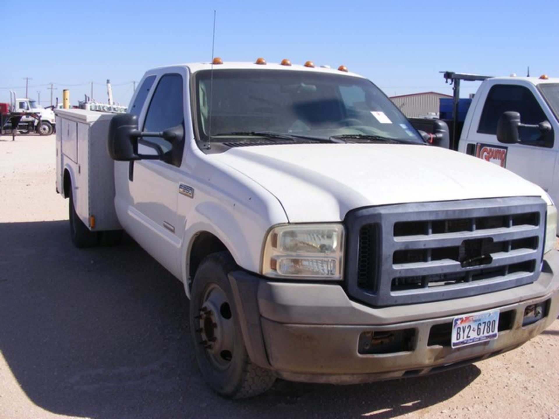 Located in YARD 1 - Midland, TX (2686) (X) 2006 FORD F350 XL SUPER DUTY EXT CAB DUAL WHEEL UTILITY - Bild 2 aus 7