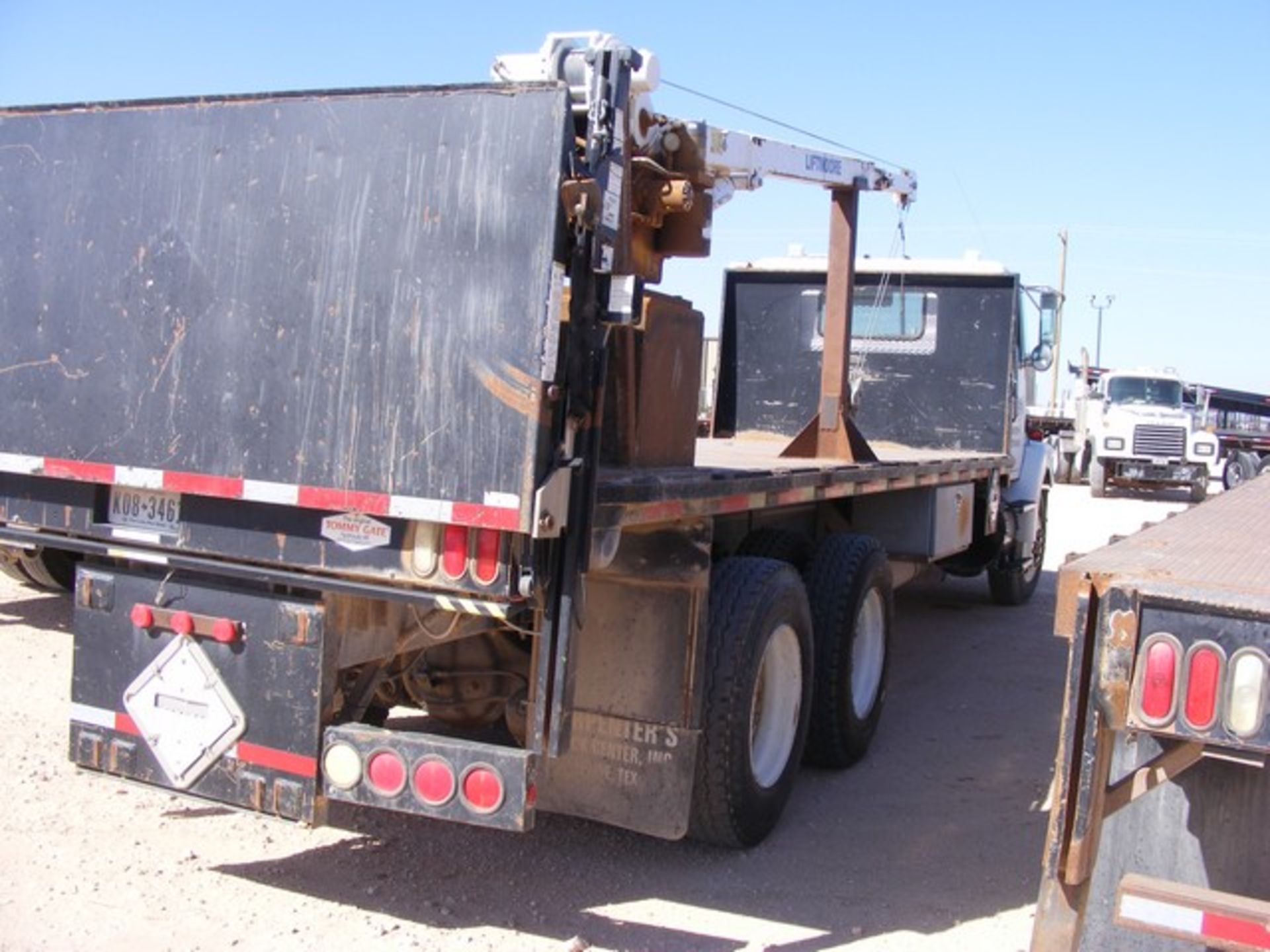 Located in YARD 1 - Midland, TX (1797) (X) 1992 WHITE GMC T/A DAY CAB STAKE BED DELIVERY TRUCK, VIN- - Bild 4 aus 8