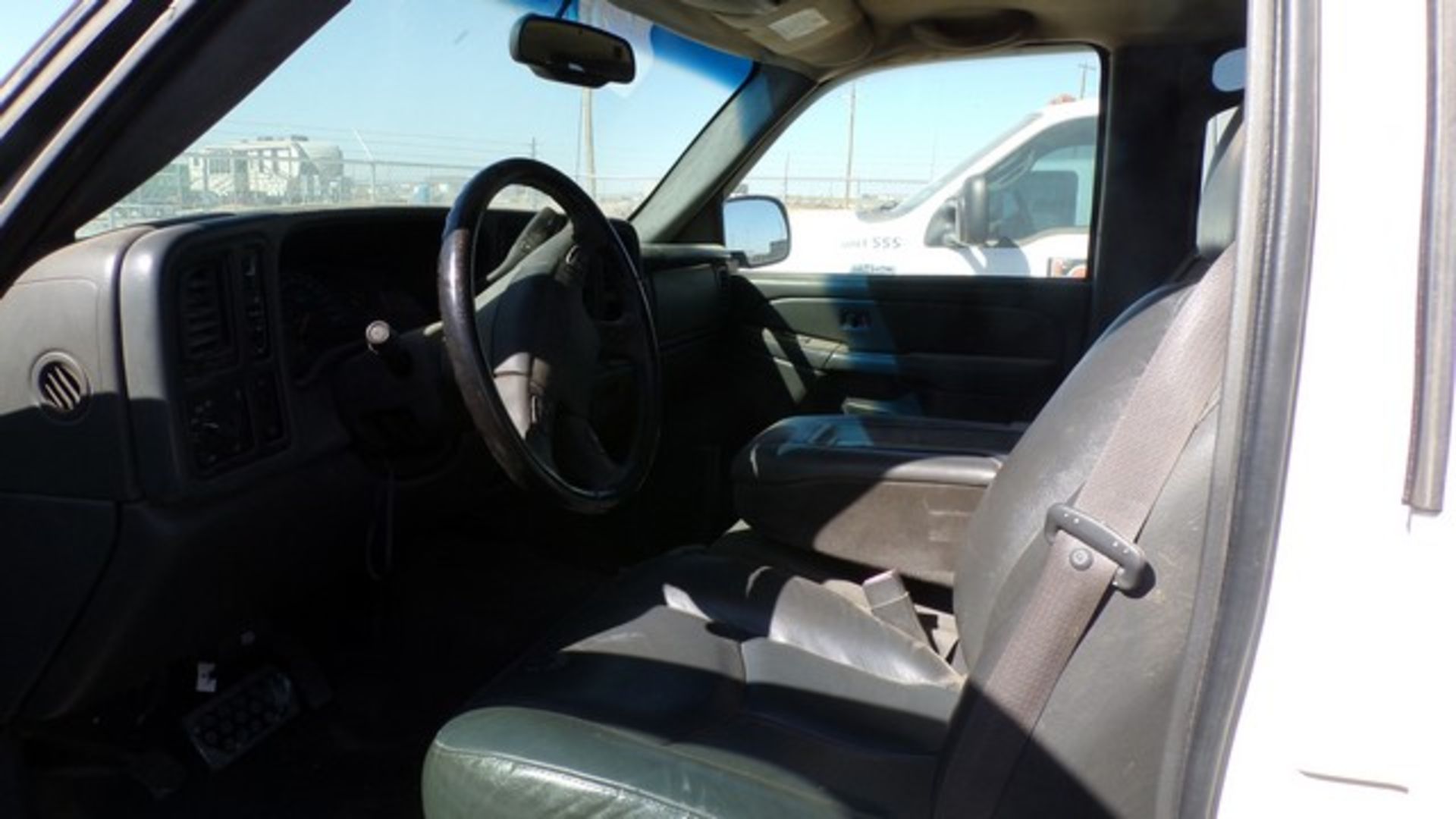 Located in YARD 1 - Midland, TX (2438) (X) 2006 CHEVROLET 2500HD LT CREW CAB FLATBED TRUCK, VIN- - Bild 5 aus 8