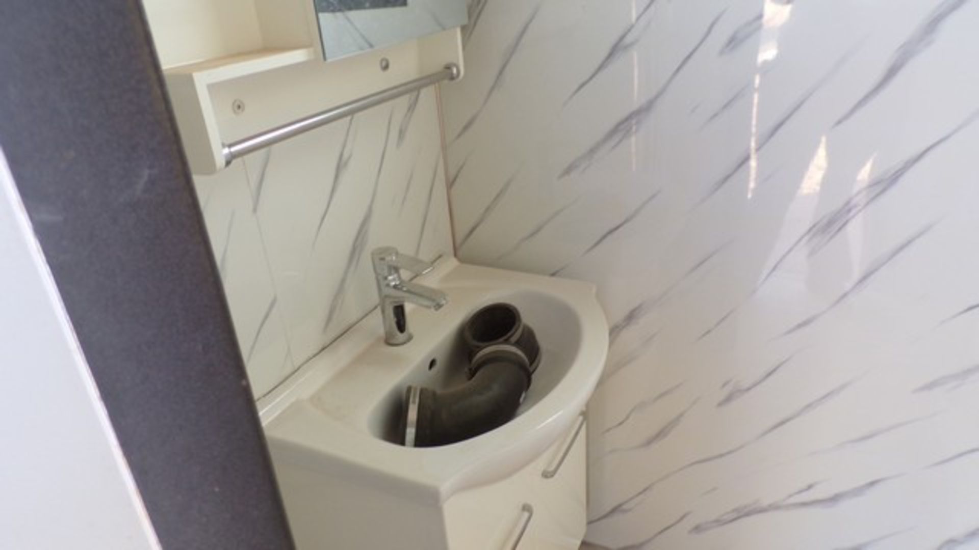 Located in YARD 1 - Midland, TX NEW 110V PORTABLE BATHROOM W/ SINK, TOLIET & SHOWER - Bild 3 aus 5