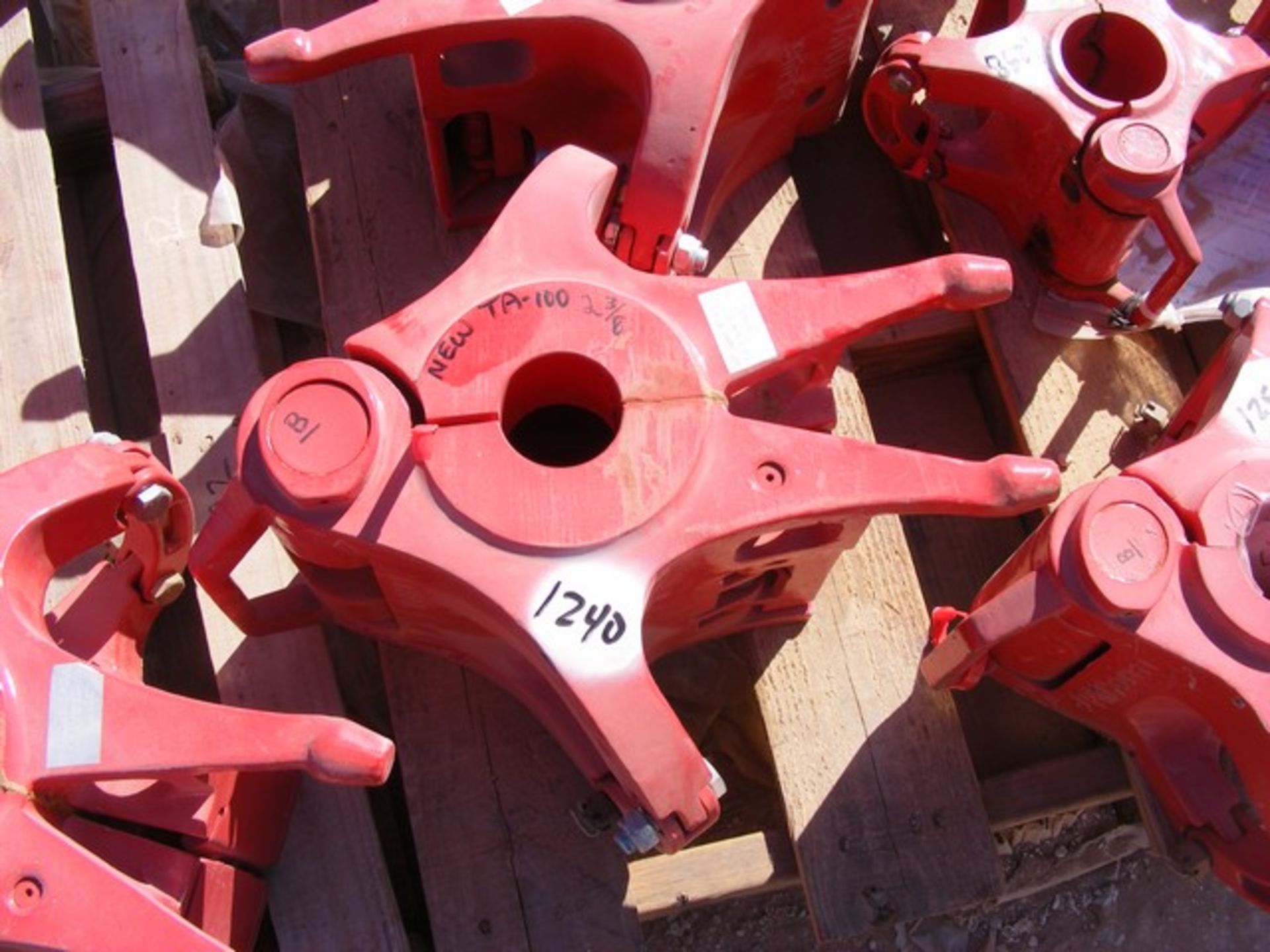 Located in YARD 1 - Midland, TX (2348) TA-100, 100 TON, 2-3/8" EUE DBL LATCH ELEVATOR (NEW)