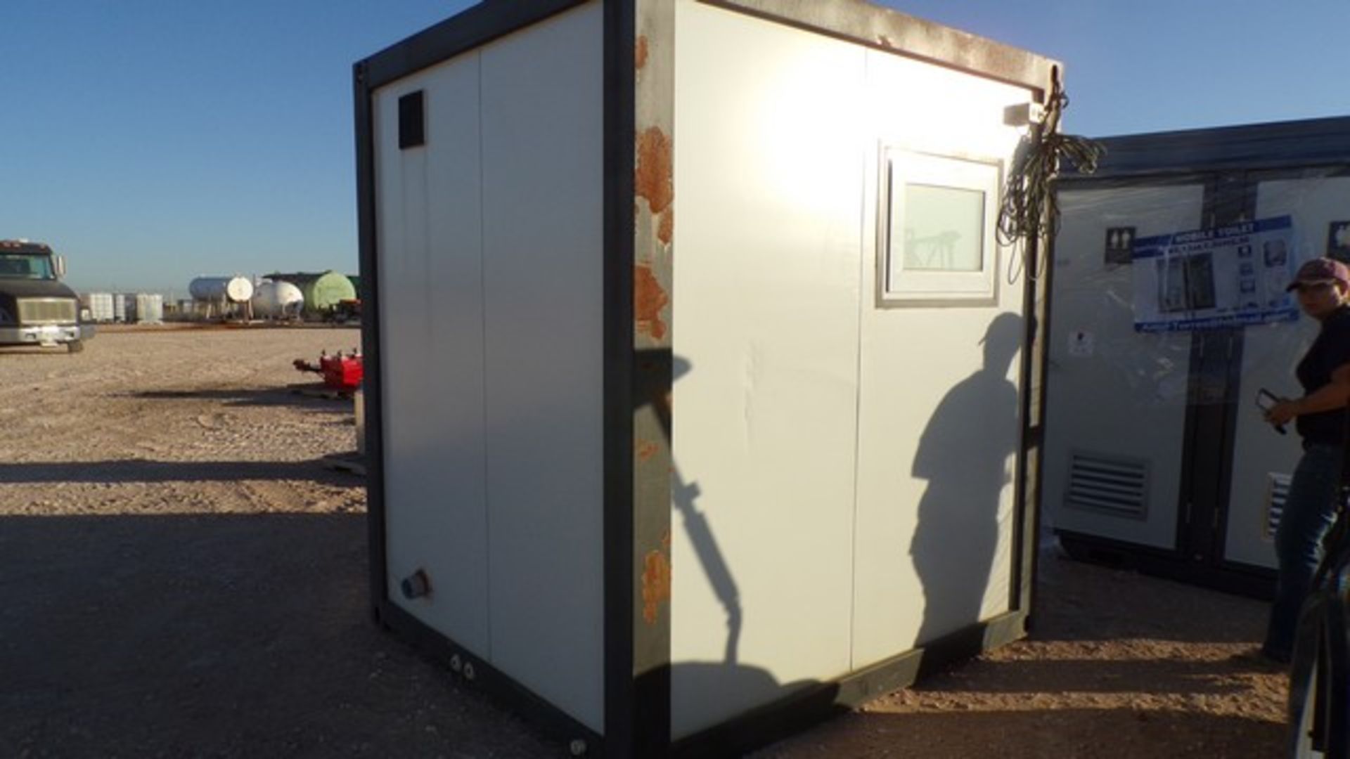 Located in YARD 1 - Midland, TX NEW 110V PORTABLE BATHROOM W/ SINK, TOLIET & SHOWER - Bild 5 aus 5