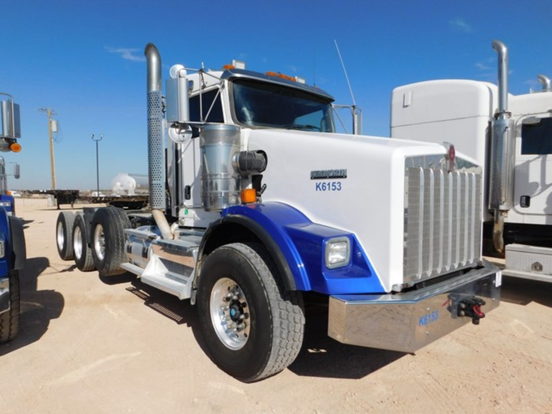 Located in YARD 1 - Midland, TX (2262) (X) 2012 KENWORTH T800 4 AXLE DAY CAB HAUL TRUCK, VIN- - Image 2 of 8