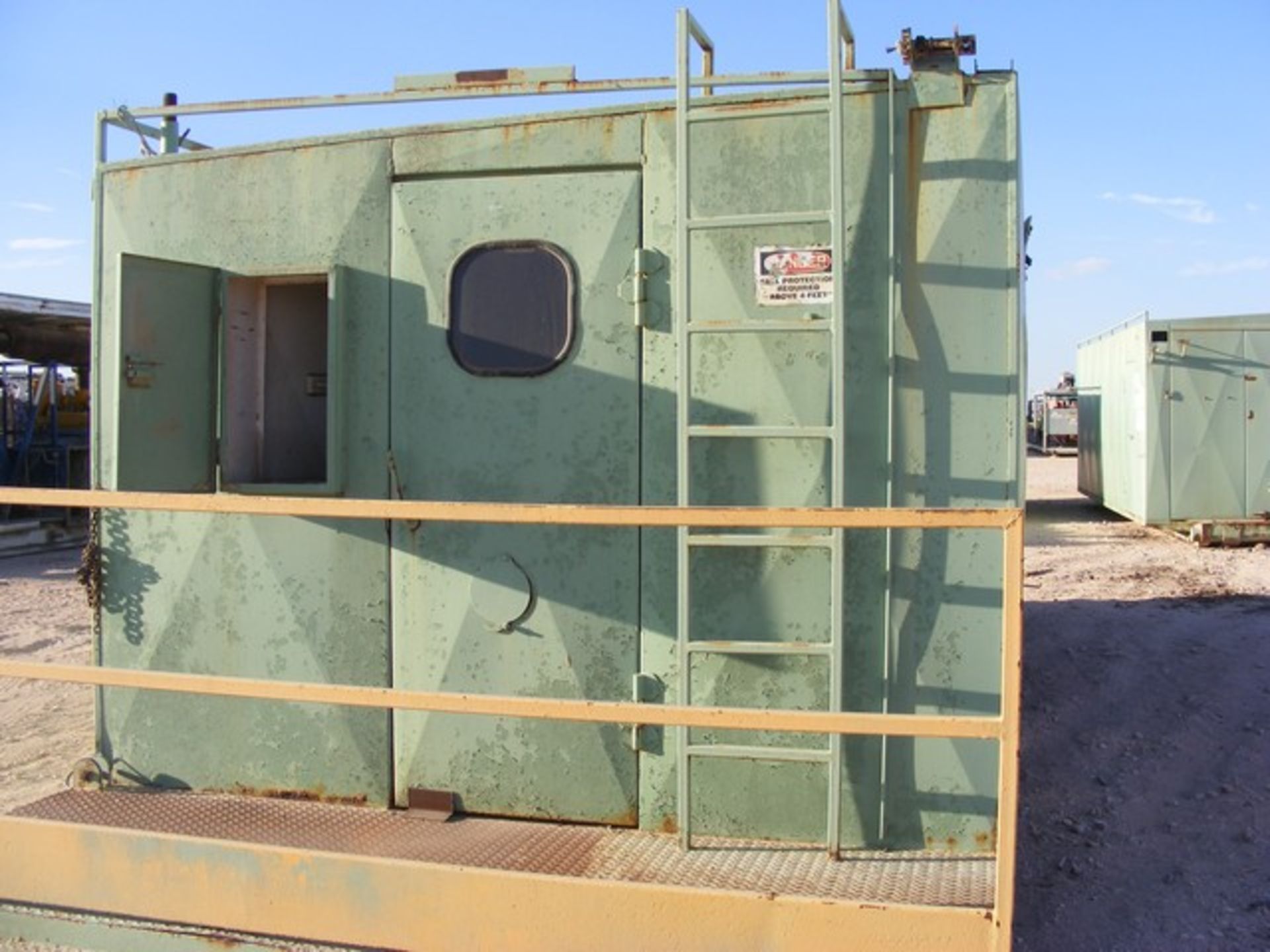 Located in YARD 1 - Midland, TX (2277) 9'H X 10'W X 25'L FLAT TOP DOGHOUSE W/ 4'L PORCH EXTENSION, - Bild 4 aus 5