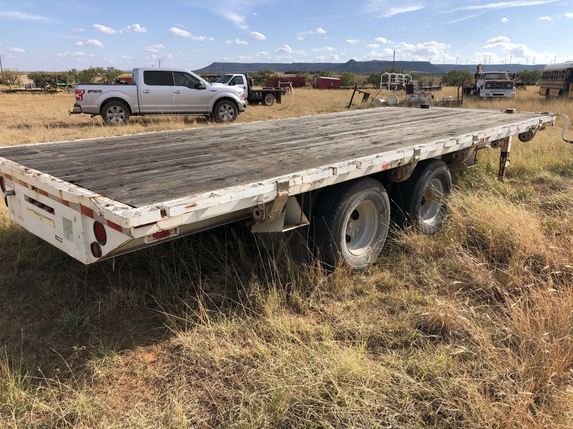 Located in YARD 20 - Merkel, TX (X) 1997 CHAMPANGE BP TRAILER, 8'L X 20'L, (5) STRAPS, DUAL JACKS, - Bild 2 aus 4