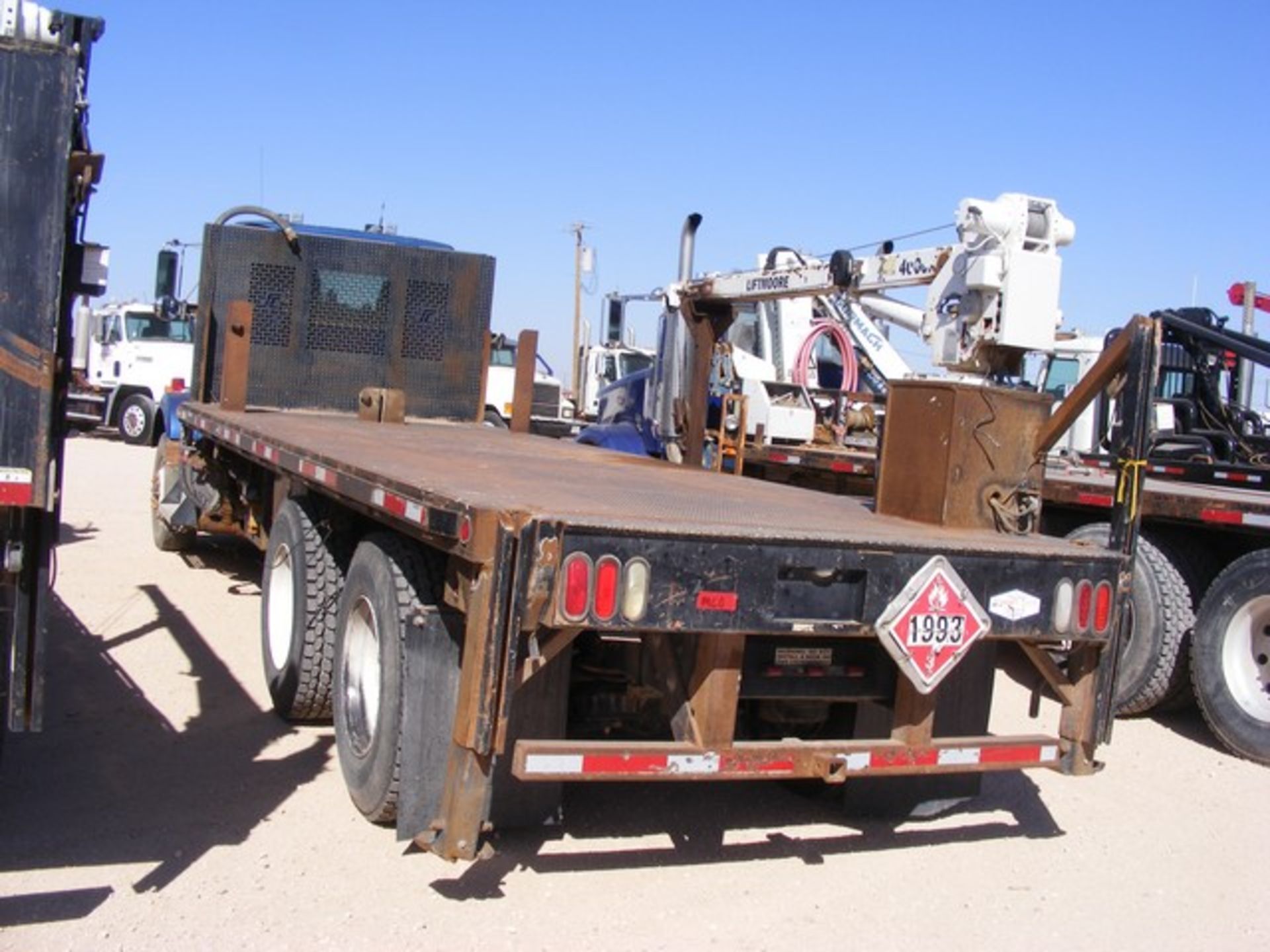 Located in YARD 1 - Midland, TX (6128) (X) 2009 KENWORTH T800, T/A DAY CAB STAKE BED DELIVERY TRUCK, - Image 5 of 10