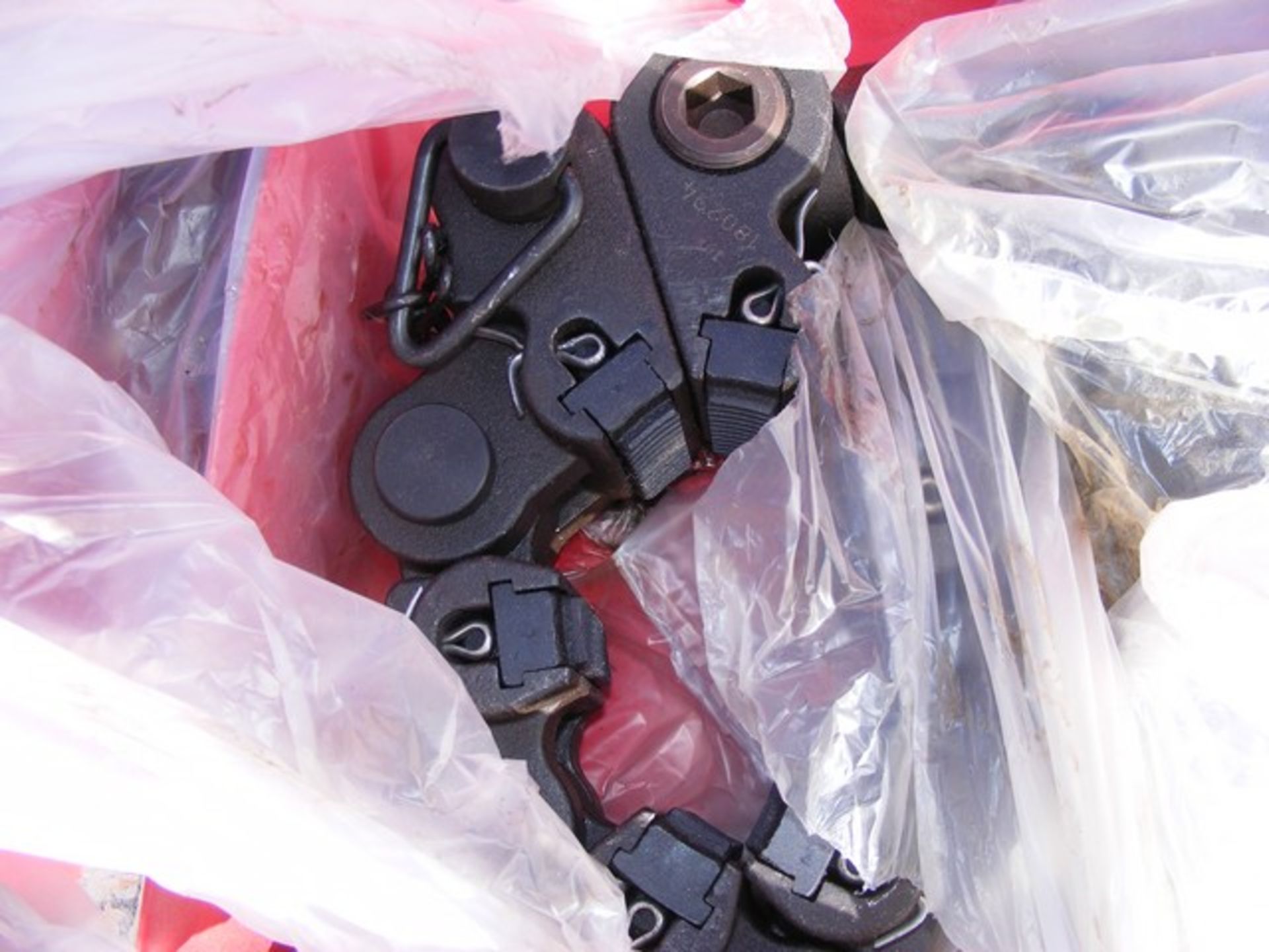 Located in YARD 1 - Midland, TX (6073) (2) TYPE T DRILL COLLAR SAFETY CLAMPS, 6 SEG, 3-1/4" - 4-1/ - Bild 2 aus 2