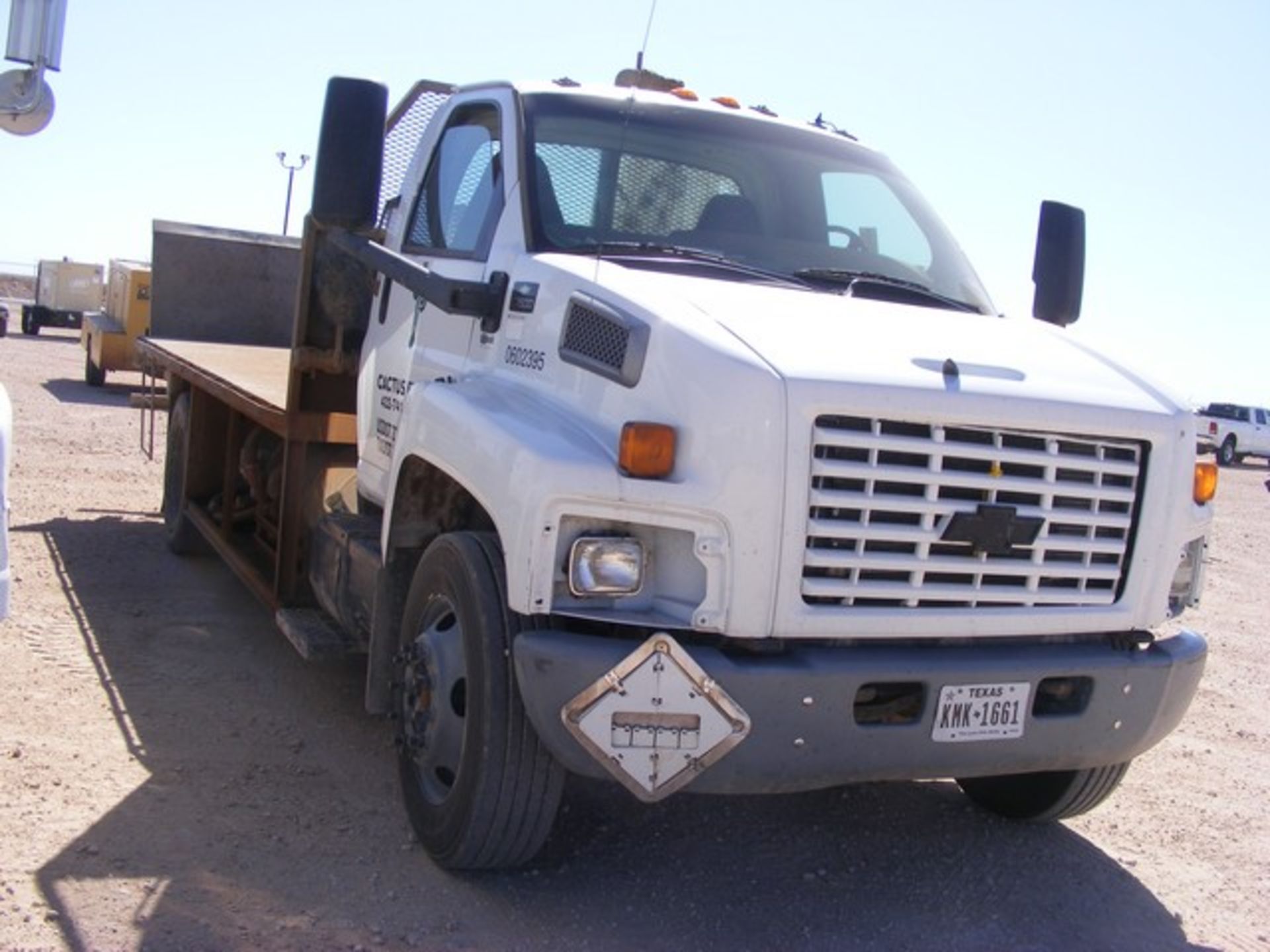 Located in YARD 1 - Midland, TX (2395) (X) 2006 CHEVROLET C7500 S/A DAY CAB STAKE BED TRUCK, VIN- - Image 2 of 10