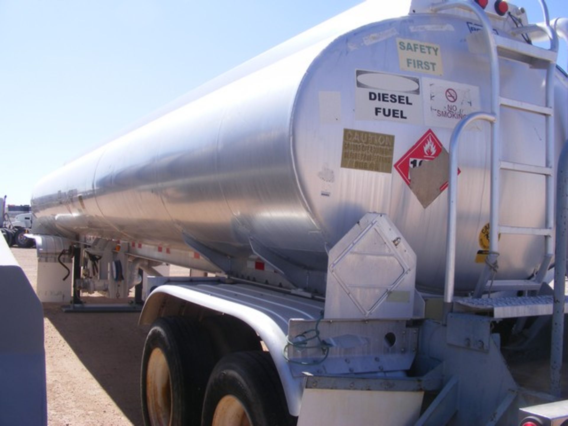 Located in YARD 1 - Midland, TX (X) 2007 POLAR TANK TRAILER, T/A 2 COMPARTMENT 8000 GALLON FUEL - Bild 4 aus 5