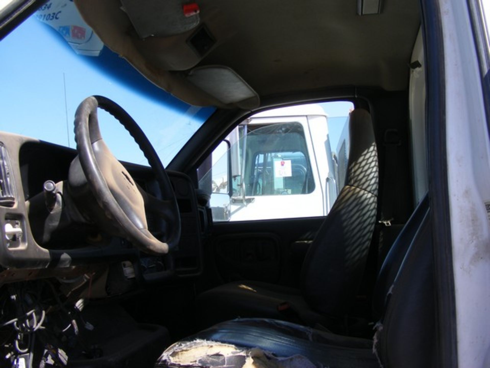 Located in YARD 1 - Midland, TX (2395) (X) 2006 CHEVROLET C7500 S/A DAY CAB STAKE BED TRUCK, VIN- - Image 6 of 10