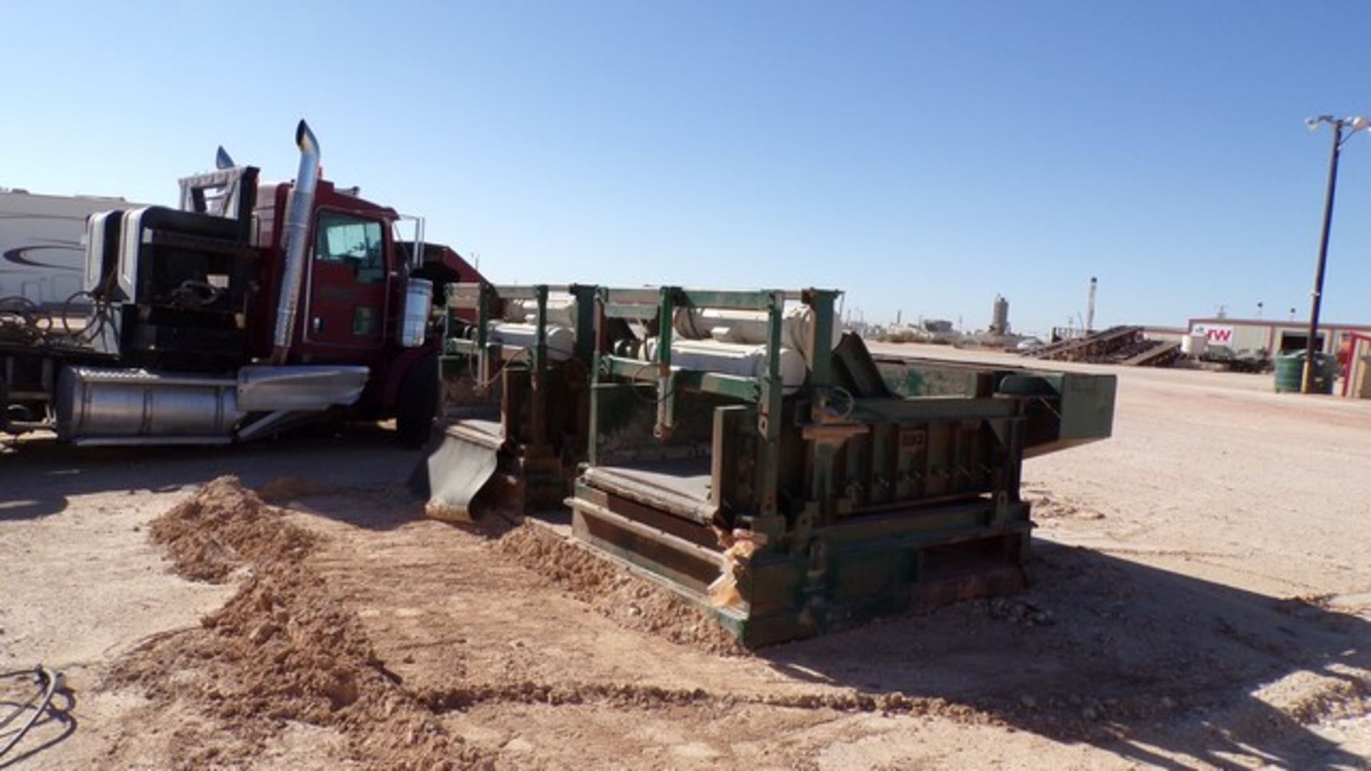 Located in YARD 17 - Midland, TX DERRICK DIAL LINEAR MOTION SHALE SHAKERS W/ HOPPER - Image 3 of 4