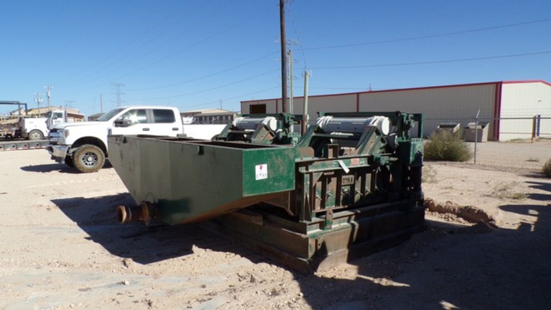 Located in YARD 17 - Midland, TX DERRICK DIAL LINEAR MOTION SHALE SHAKERS W/ HOPPER