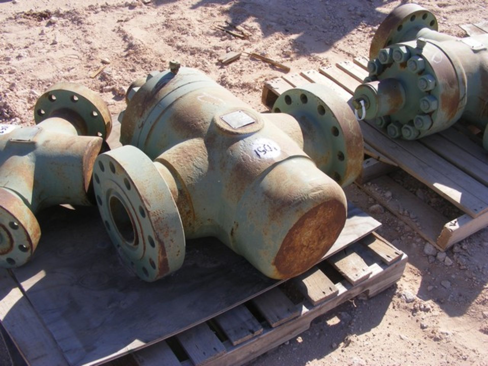 Located in YARD 1 - Midland, TX (4934) 5-1/8" 10K# CAMERON FLS GATE VALVES (UNUSED) - Bild 2 aus 2