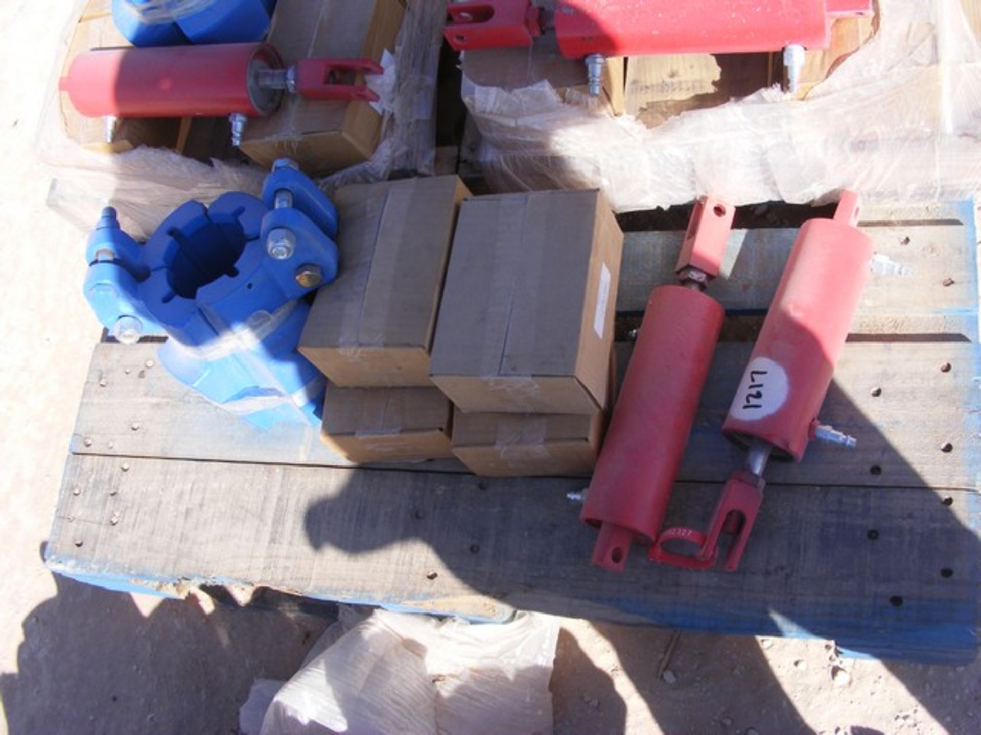 Located in YARD 1 - Midland, TX (2327) CAVINS SLIP KIT W/ (1) SLIP BODY, (2) SETS 2-3/8" INSERTS, (