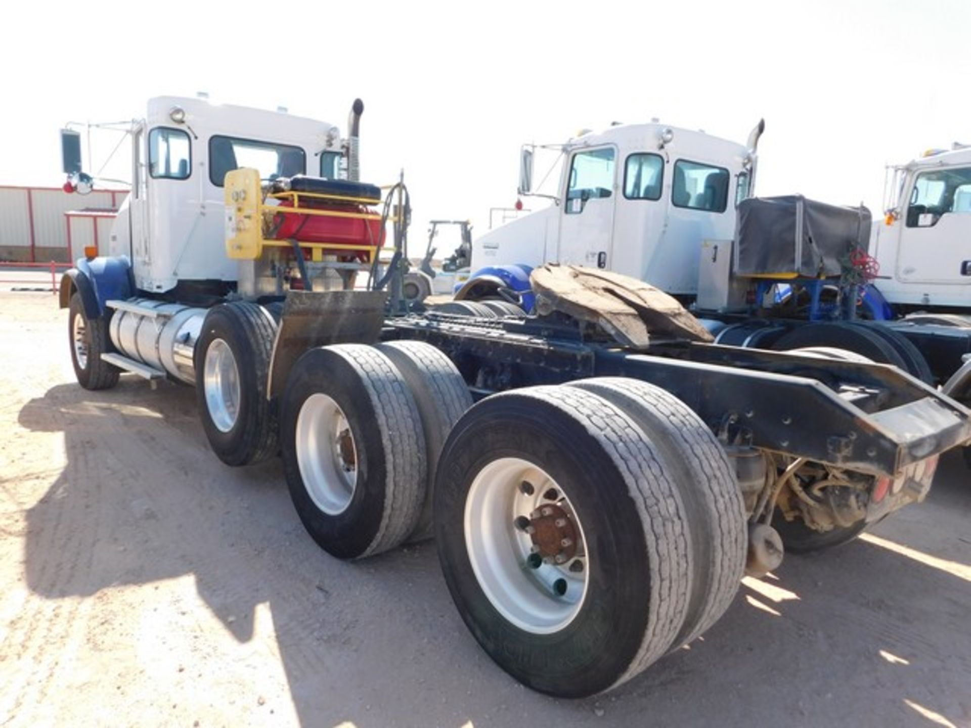 Located in YARD 1 - Midland, TX (2261) (X) 2013 KENWORTH T800 4 AXLE HAUL TRUCK, VIN- - Bild 4 aus 9