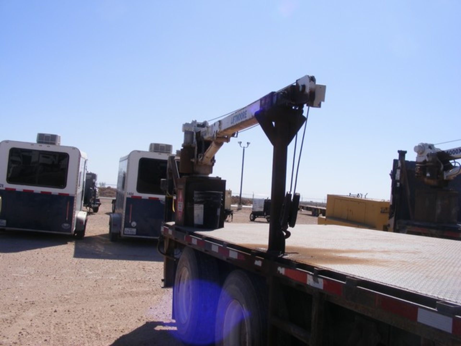 Located in YARD 1 - Midland, TX (6128) (X) 2009 KENWORTH T800, T/A DAY CAB STAKE BED DELIVERY TRUCK, - Image 3 of 10