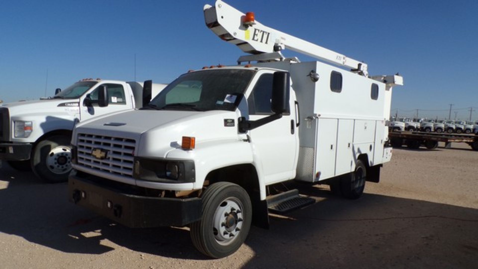 Located in YARD 1 - Midland, TX (X) (2580) 2009 CHEVROLET C4500 DAY CAB DUALLY BUCKET TRUCK, VIN-