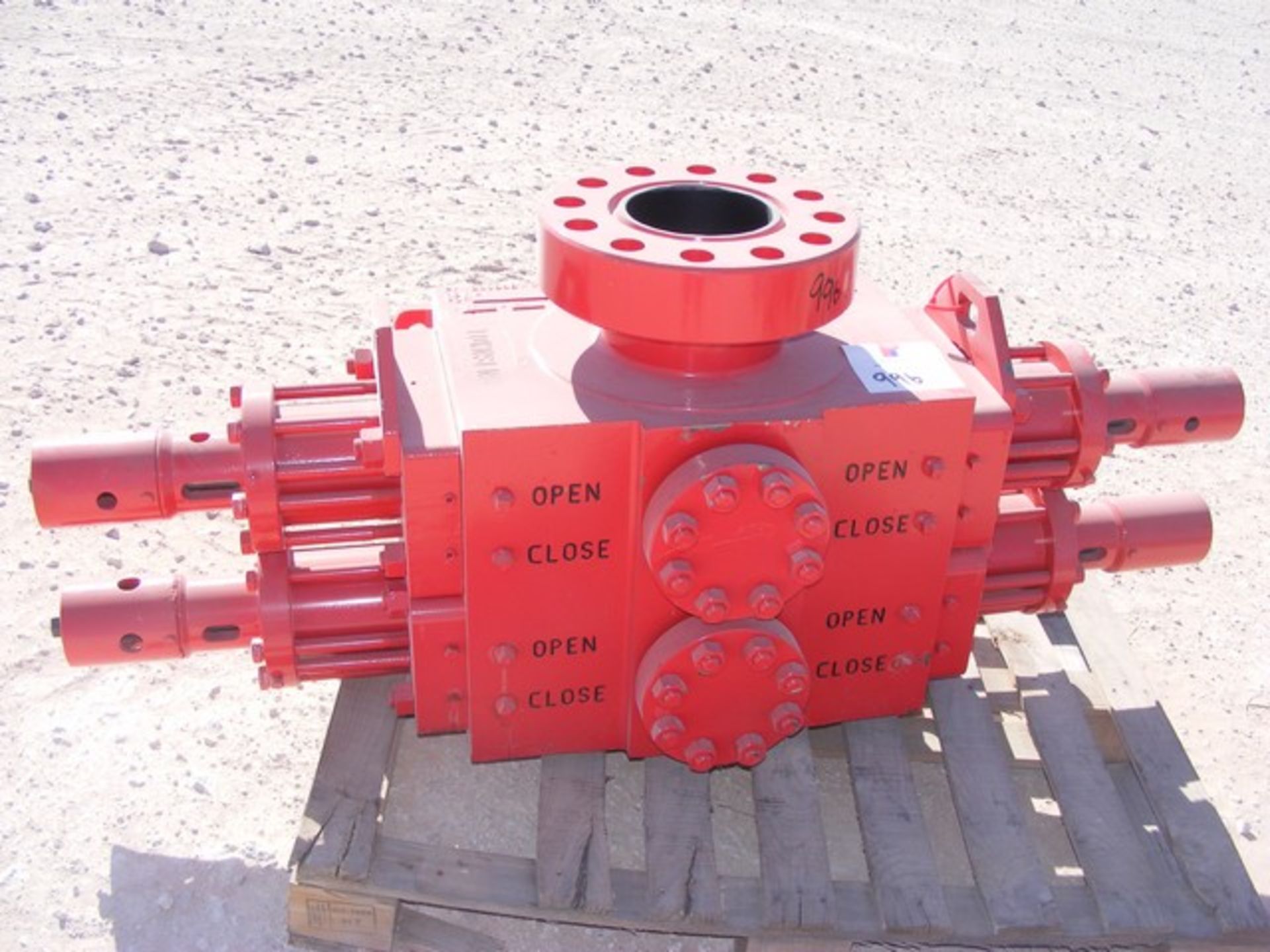 Located in YARD 1 - Midland, TX TOWNSEND 7-1/16", 5K DBL HYD BOP W/ (2) OUTLETS, FLANGED TOP,