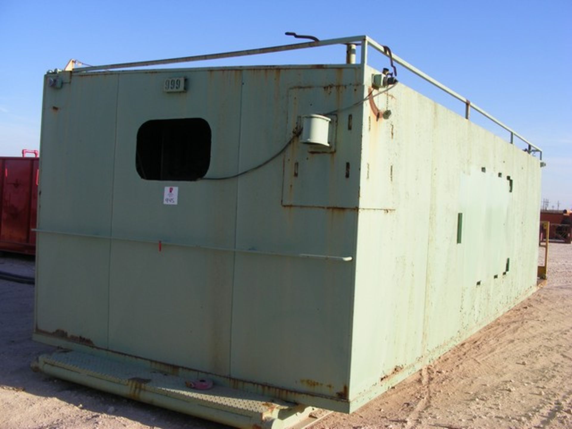 Located in YARD 1 - Midland, TX (2277) 9'H X 10'W X 25'L FLAT TOP DOGHOUSE W/ 4'L PORCH EXTENSION, - Bild 2 aus 5