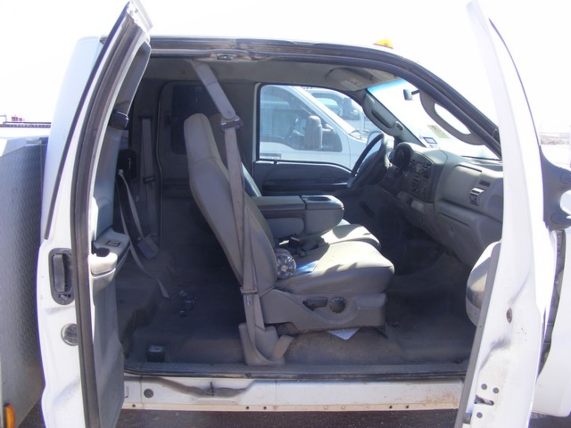 Located in YARD 1 - Midland, TX (2686) (X) 2006 FORD F350 XL SUPER DUTY EXT CAB DUAL WHEEL UTILITY - Bild 3 aus 7