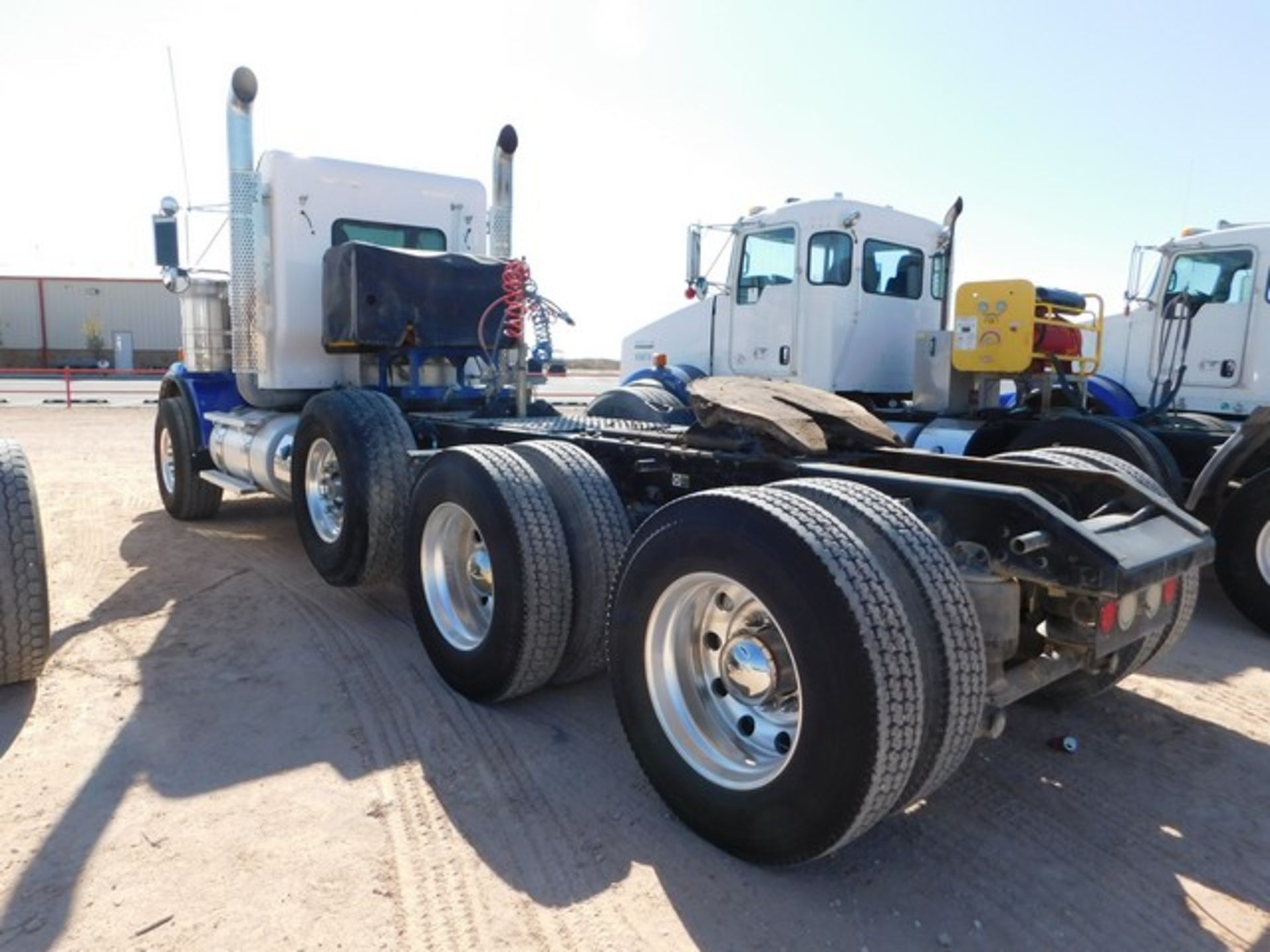 Located in YARD 1 - Midland, TX (2262) (X) 2012 KENWORTH T800 4 AXLE DAY CAB HAUL TRUCK, VIN- - Image 4 of 8