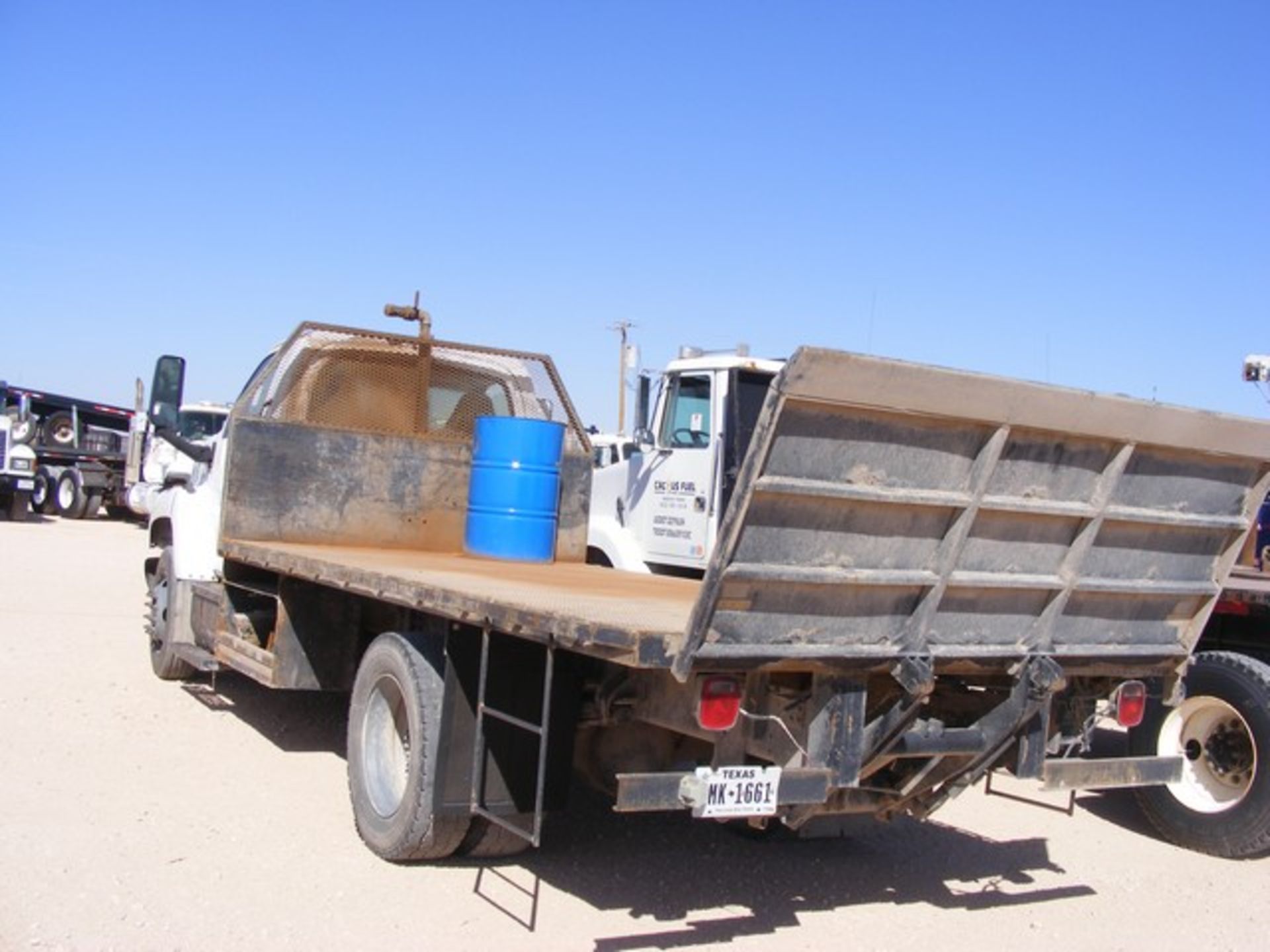 Located in YARD 1 - Midland, TX (2395) (X) 2006 CHEVROLET C7500 S/A DAY CAB STAKE BED TRUCK, VIN- - Image 5 of 10