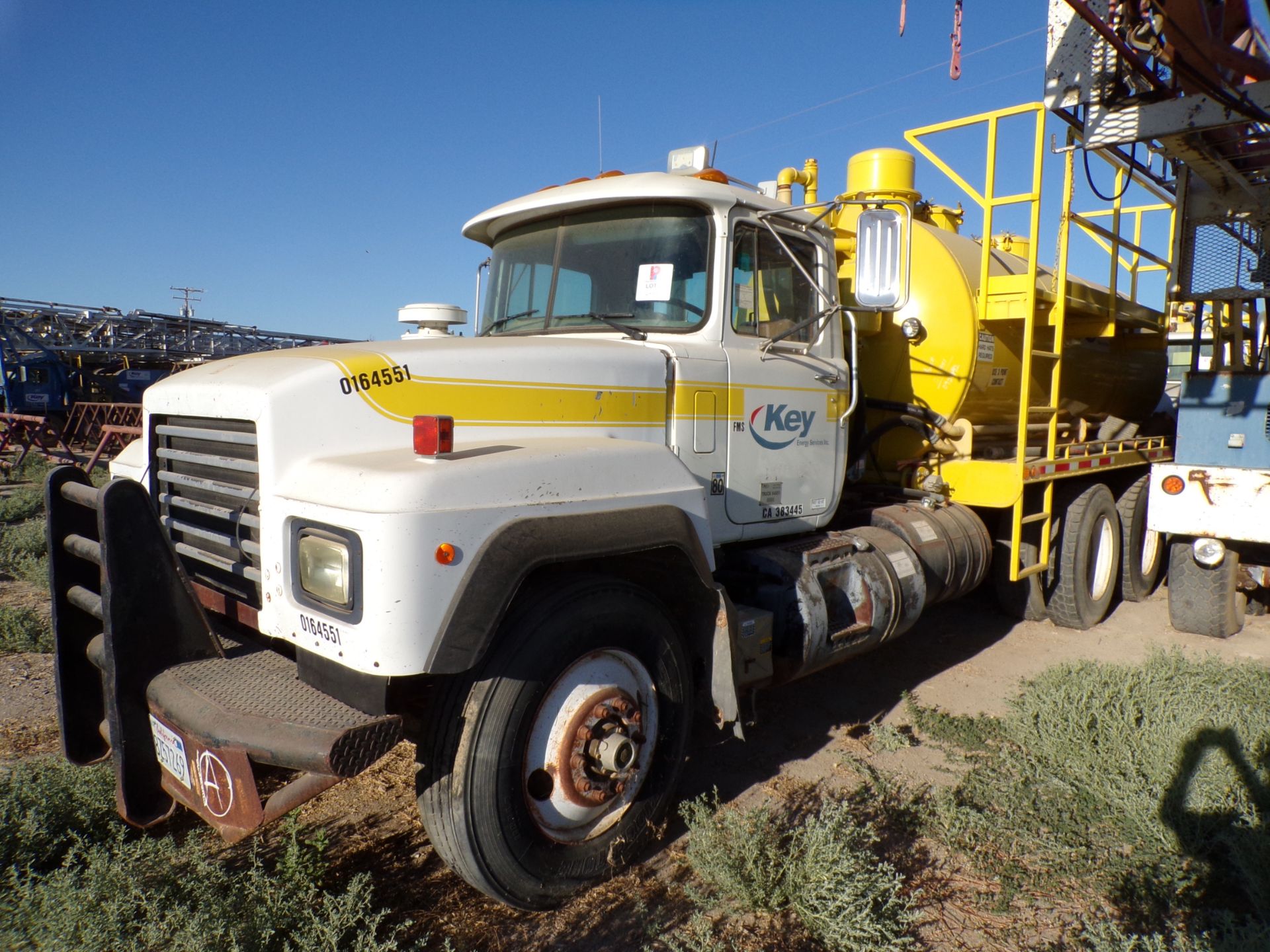 Located in YARD 13 - Shafter, CA (0164551) (X) 2002 MACK RD6885 TRUCK, VIN- 1MP2P267852M064551, 8