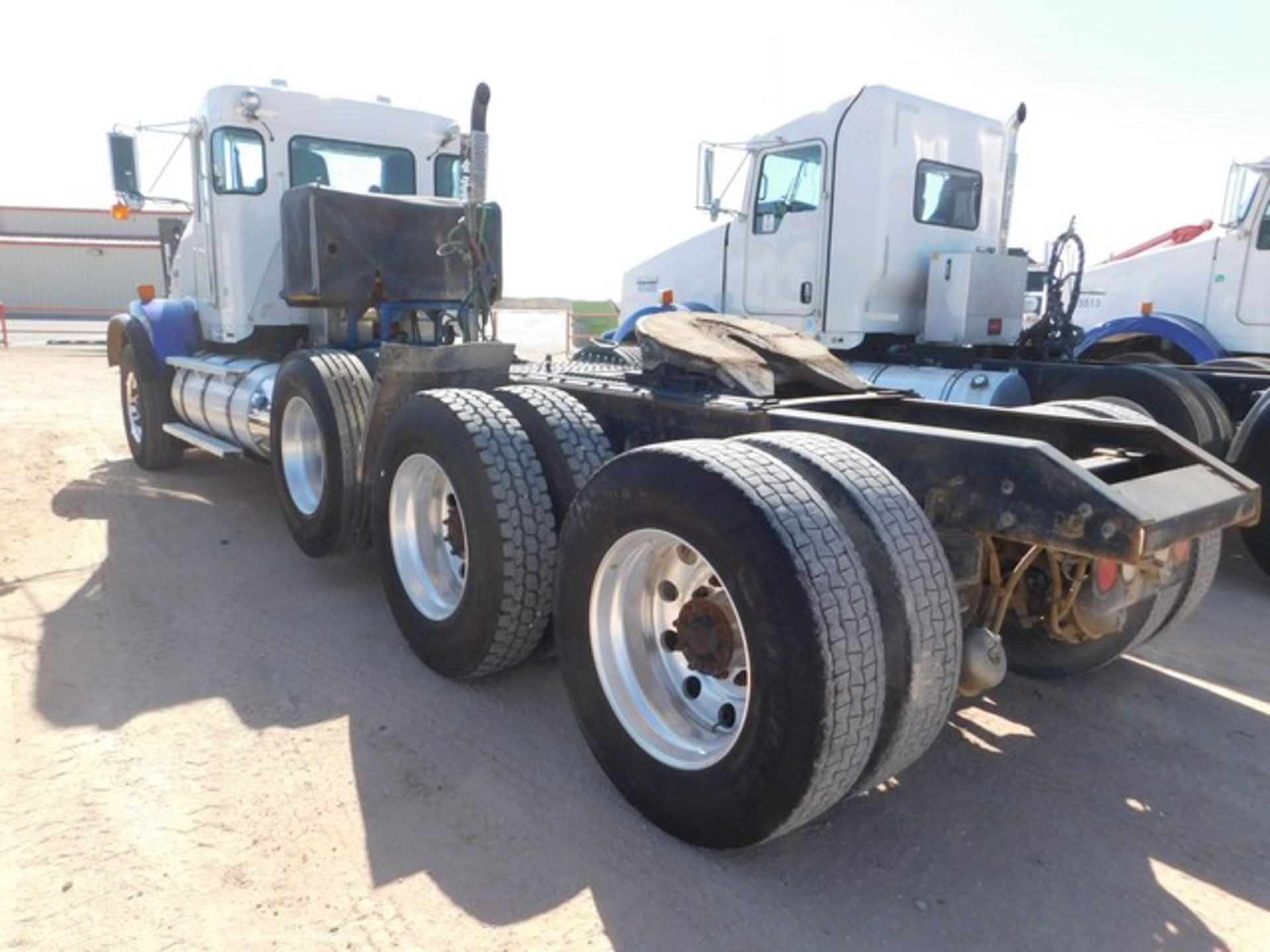 Located in YARD 1 - Midland, TX (2264) (X) 2013 KENWORTH T800 4 AXLE DAY CAB HAUL TRUCK, VIN- - Image 4 of 8