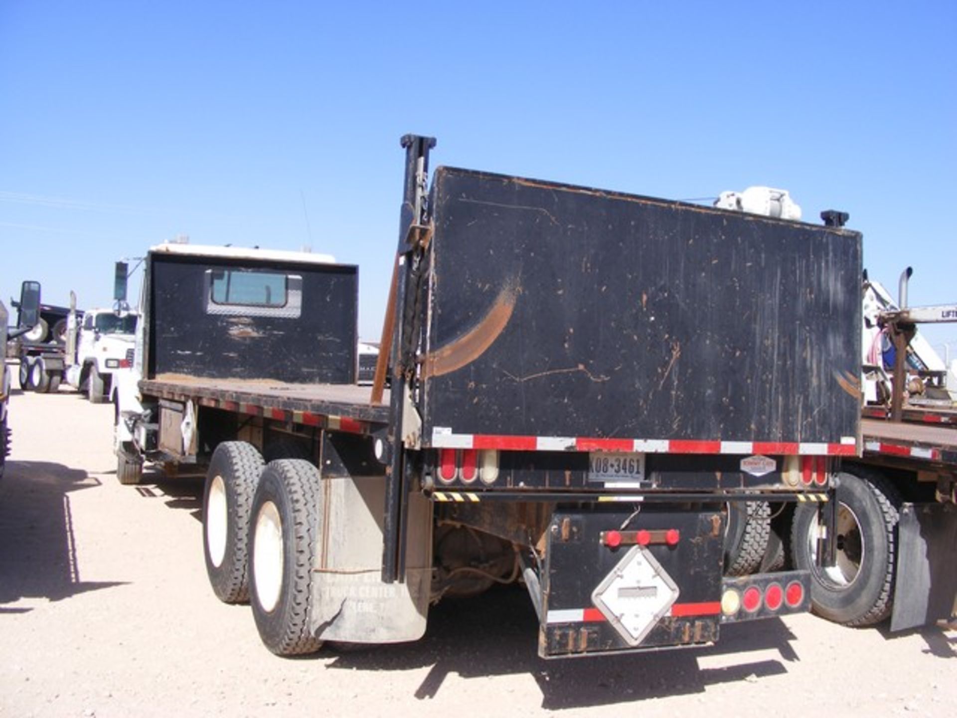 Located in YARD 1 - Midland, TX (1797) (X) 1992 WHITE GMC T/A DAY CAB STAKE BED DELIVERY TRUCK, VIN- - Bild 5 aus 8