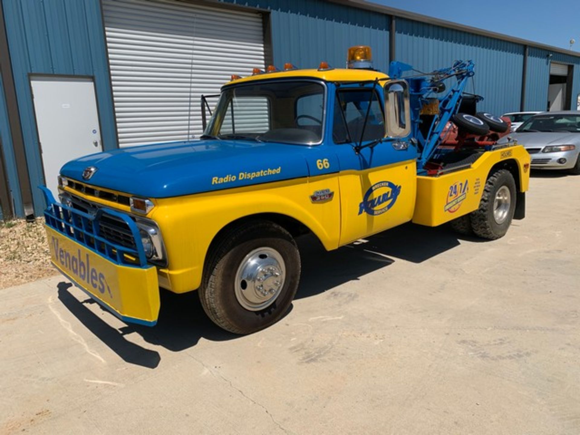 Located in YARD 11 - Fulshear, TX 1966 FORD F350 CUSTOM WRECKER W/ HOLMES 480 TWIN BOOMS, VIN- - Image 43 of 53