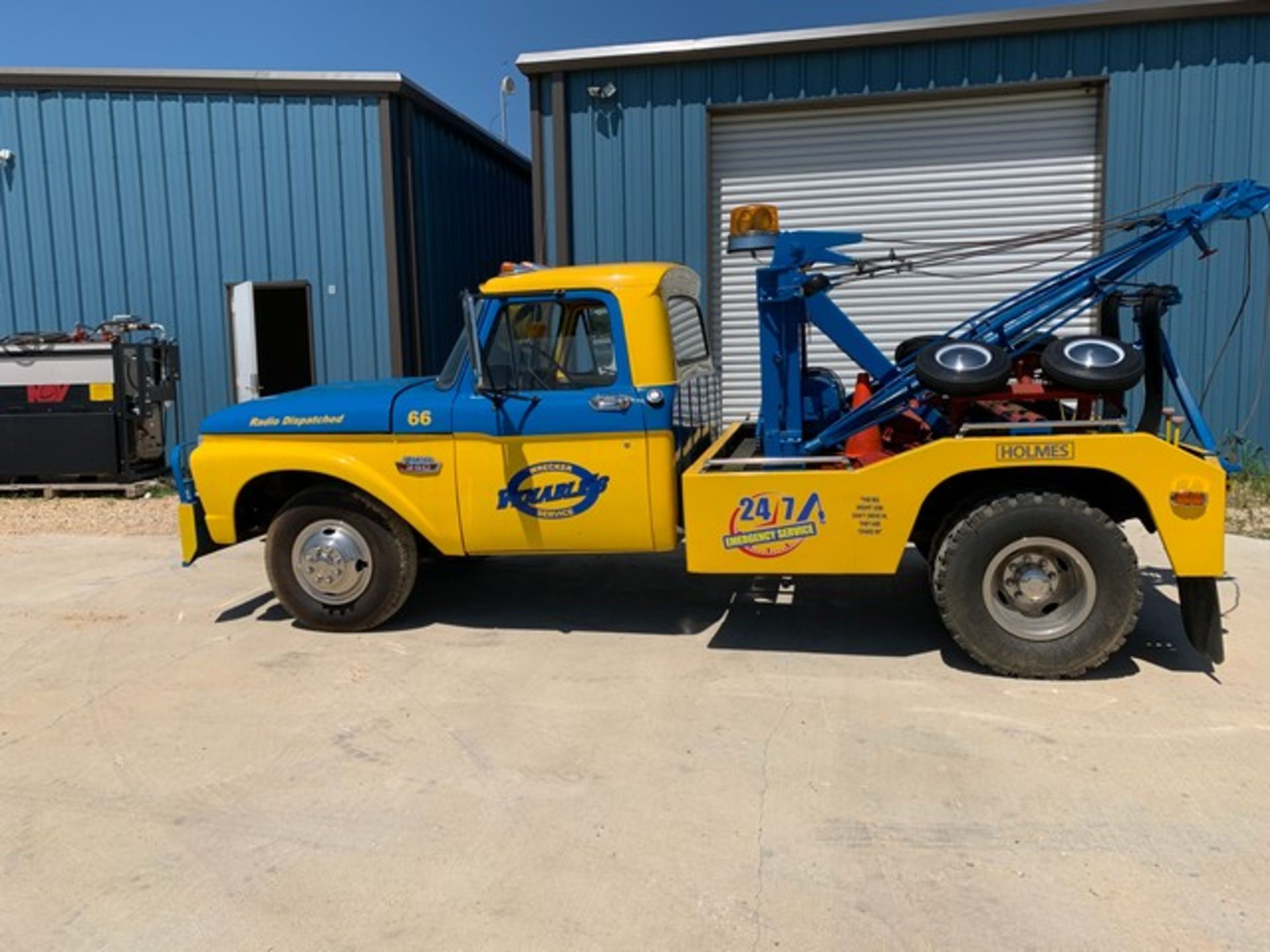 Located in YARD 11 - Fulshear, TX 1966 FORD F350 CUSTOM WRECKER W/ HOLMES 480 TWIN BOOMS, VIN- - Image 42 of 53