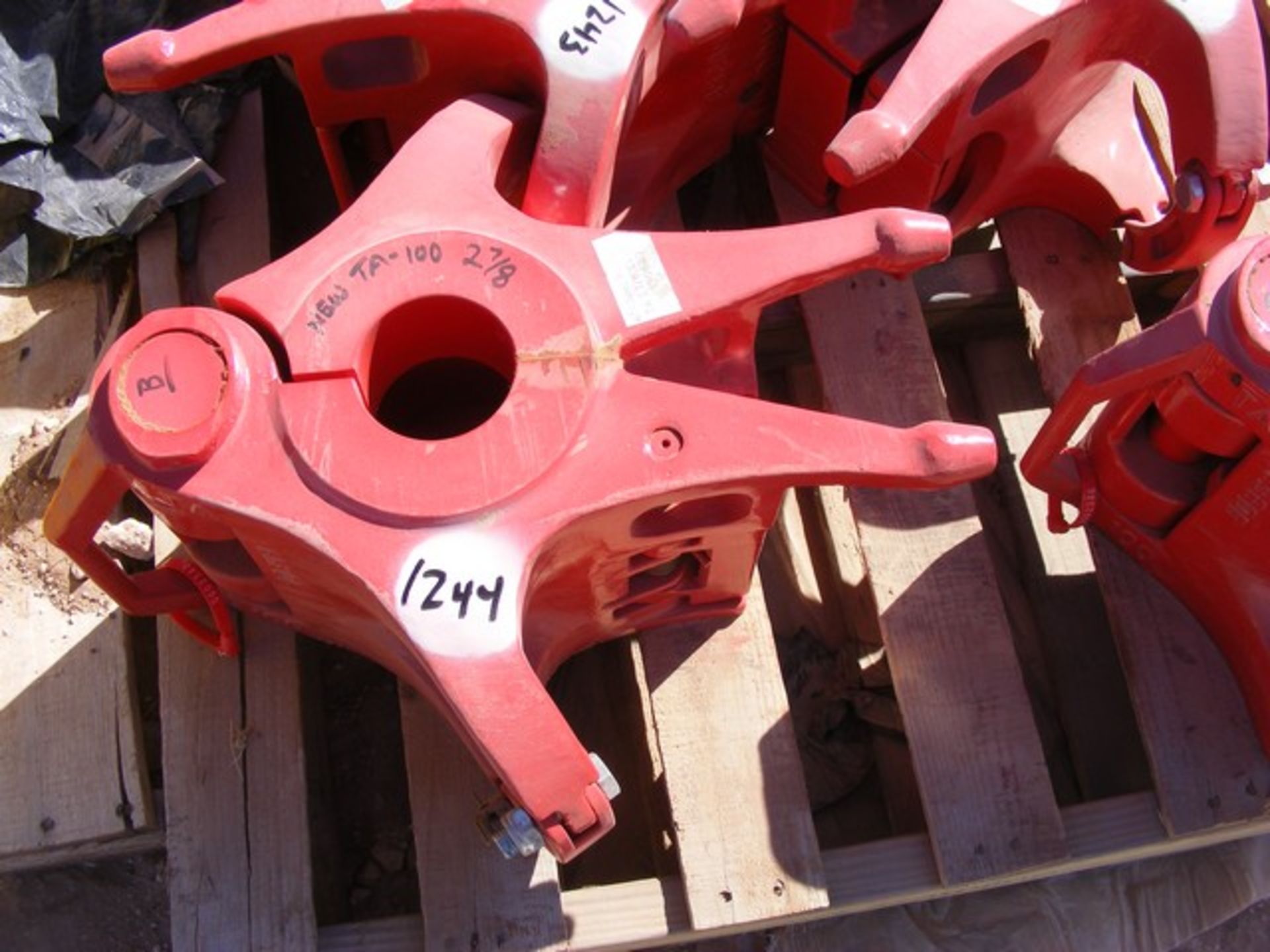 Located in YARD 1 - Midland, TX (2343) TA-100, 100 TON, 2-7/8" EUE DBL LATCH ELEVATOR (NEW)