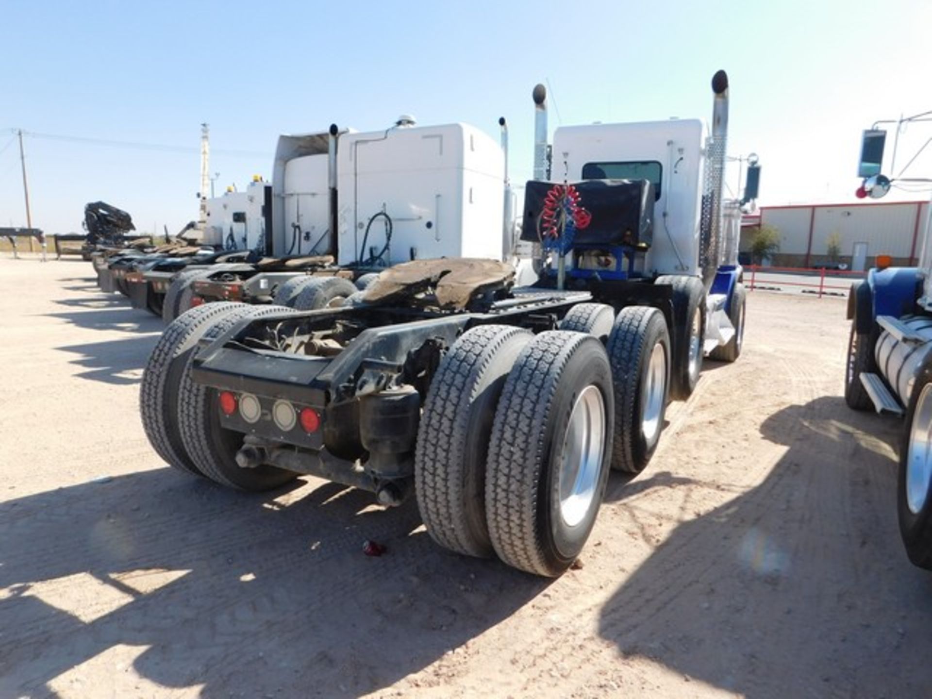Located in YARD 1 - Midland, TX (2262) (X) 2012 KENWORTH T800 4 AXLE DAY CAB HAUL TRUCK, VIN- - Image 3 of 8