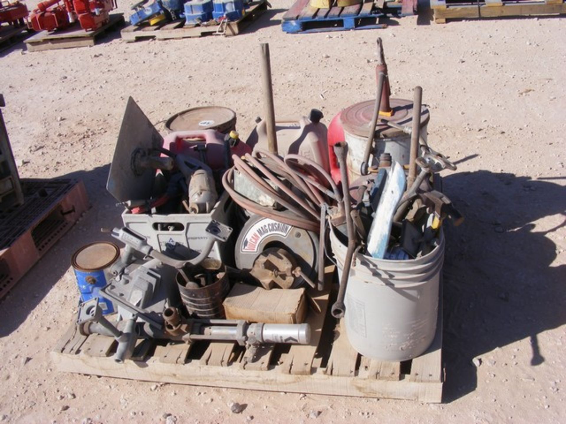 Located in YARD 1 - Midland, TX (9671) MISC GAS CANS, OIL CANS, AIR PUMPS, BRAKE BLEEDER, MISC TOOLS - Image 2 of 2