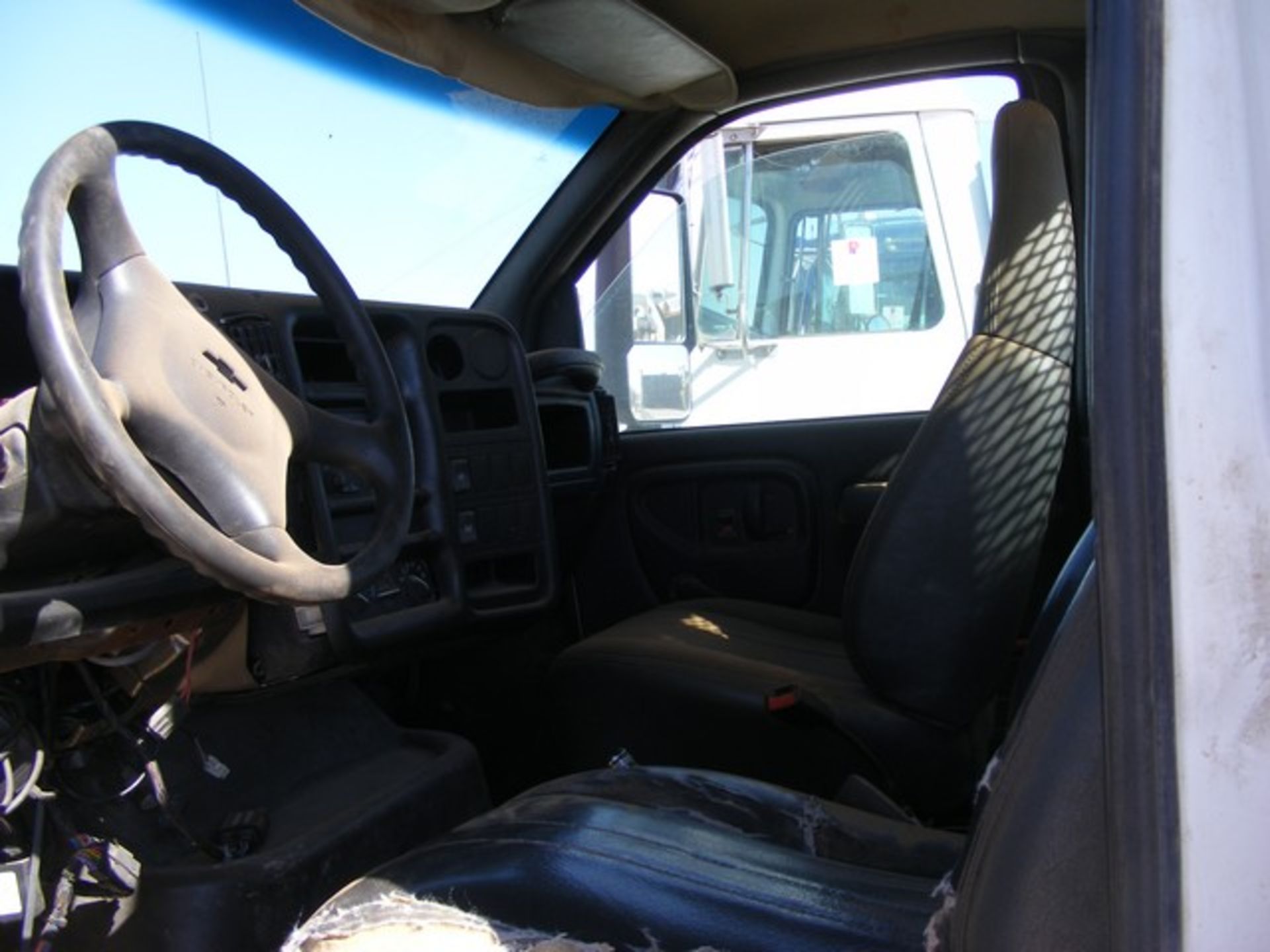 Located in YARD 1 - Midland, TX (2395) (X) 2006 CHEVROLET C7500 S/A DAY CAB STAKE BED TRUCK, VIN- - Image 7 of 10
