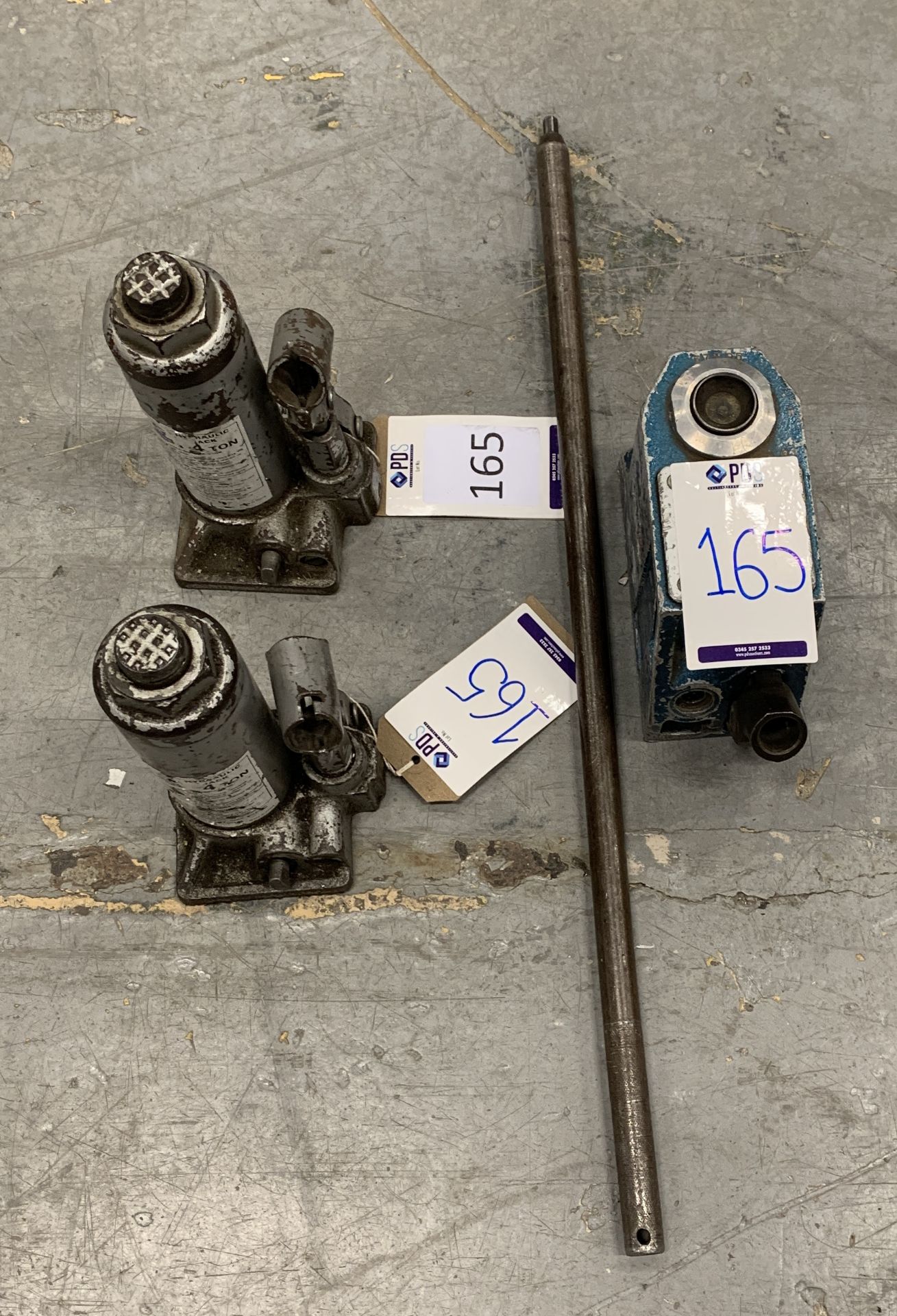 Pair of Hilka 4t Hydraulic Jacks (No Bars) & Unbadged Jack (Located Norwich – See General Notes