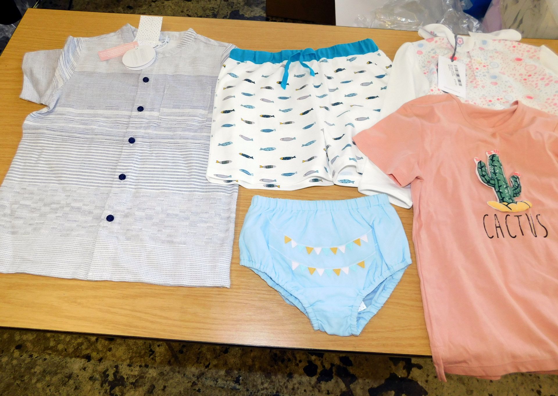 274 Pieces of Happyology Children’s Clothing To Include:- 19 Bunting Bloomer, 76 Stripe linen shirt,