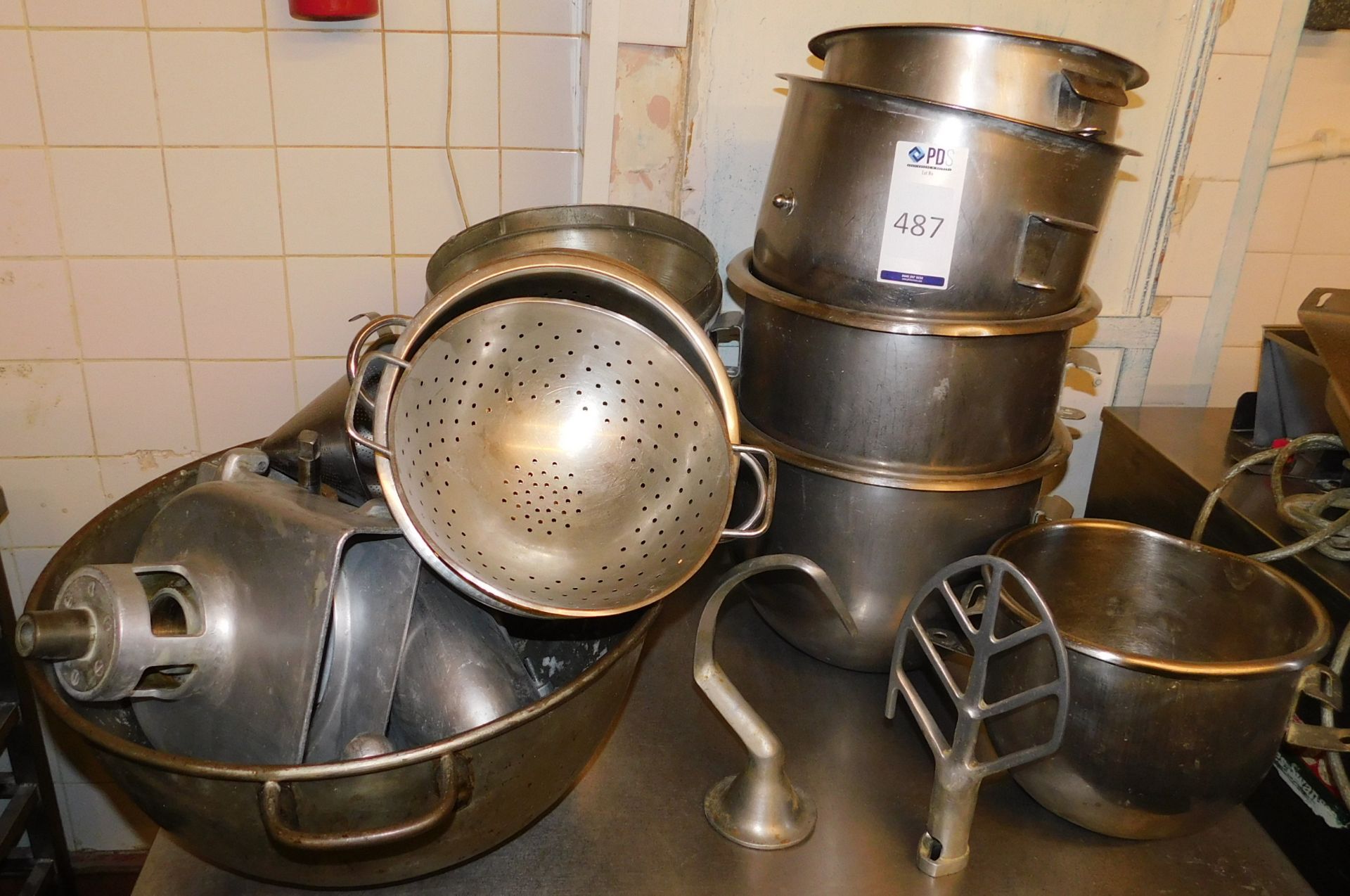 Quantity of Mixing Bowls & Colander’s Etc. (Located Bletchley – See General Notes for Viewing &