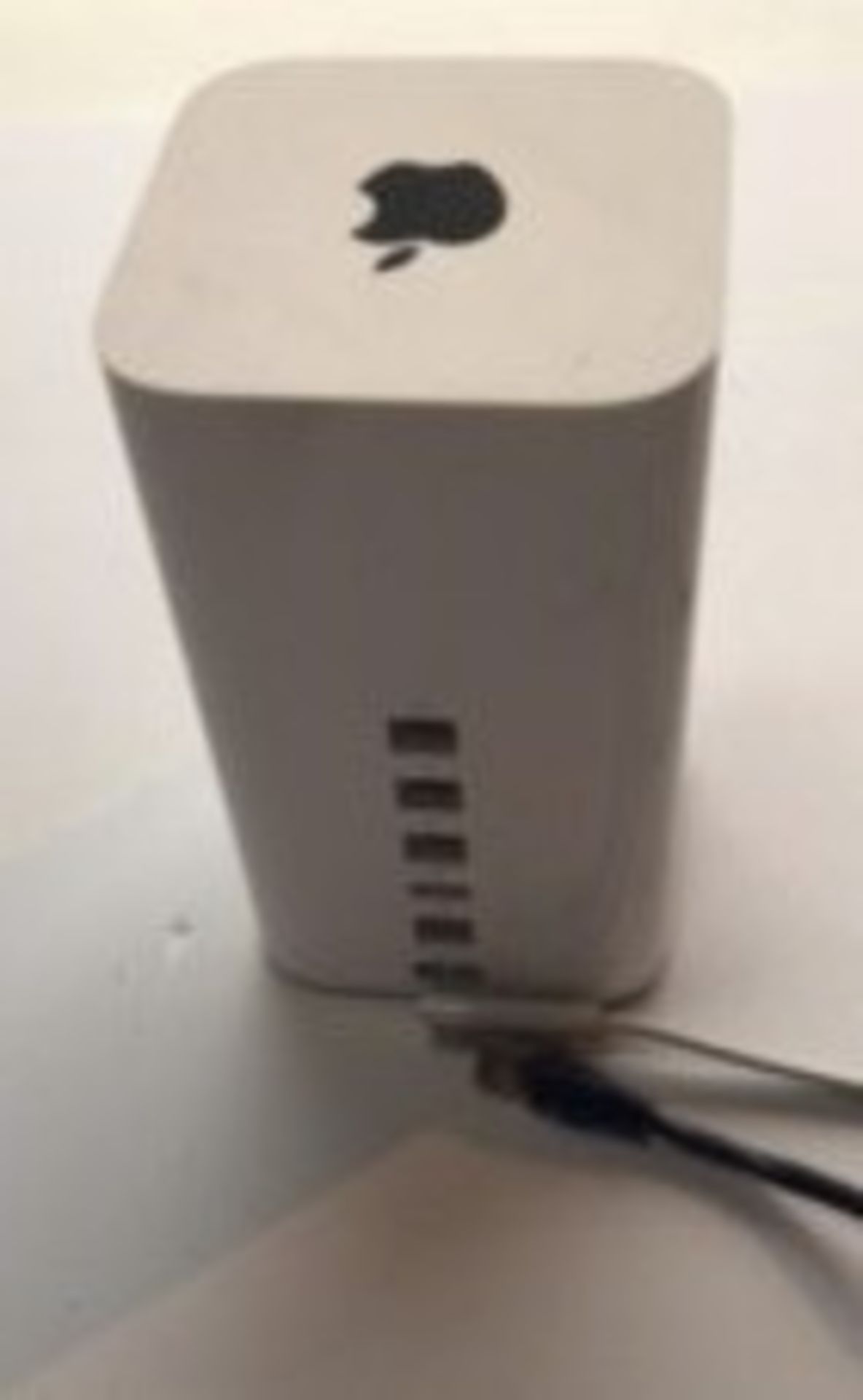 Apple Airport Extreme, 802.11AC, Serial Number: C86LP206FJ1R (Located Brentwood, See General Notes - Image 2 of 2