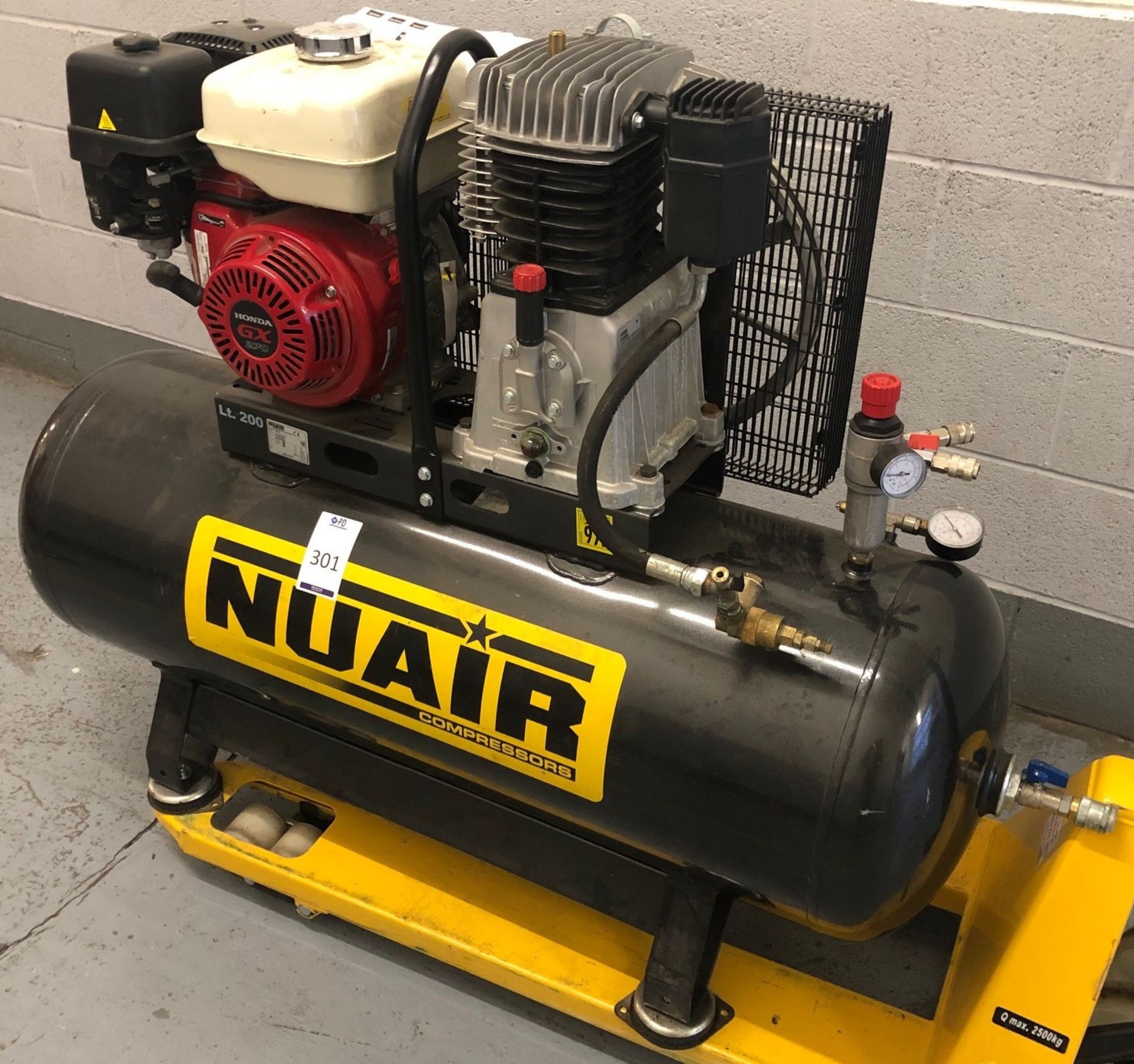 NuAir NB7/98/200F receiver mounted petrol powered compressor with Honda gx270 engine (pallet truck n - Image 2 of 4